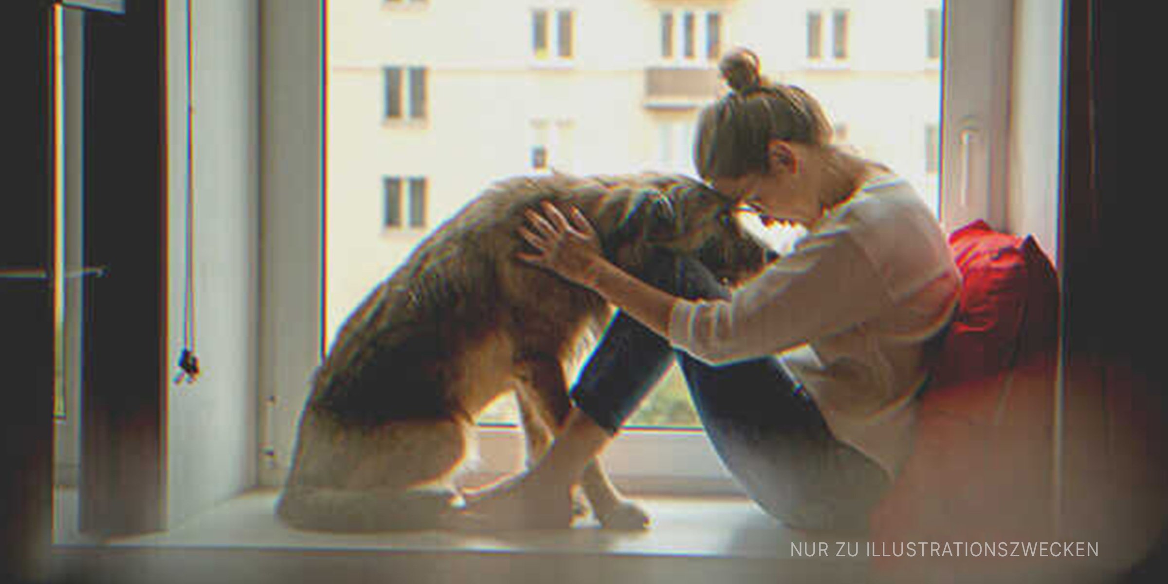 Mädchen sitzt mit Hund. | Quelle: Shutterstock