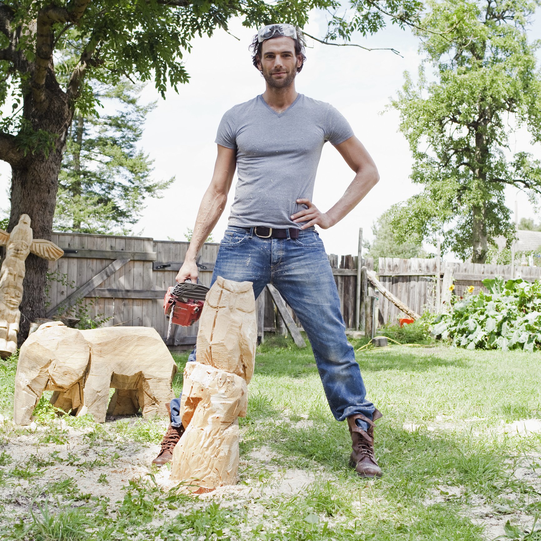 Portrait of young man holding chainsaw. | Photo: Getty Images