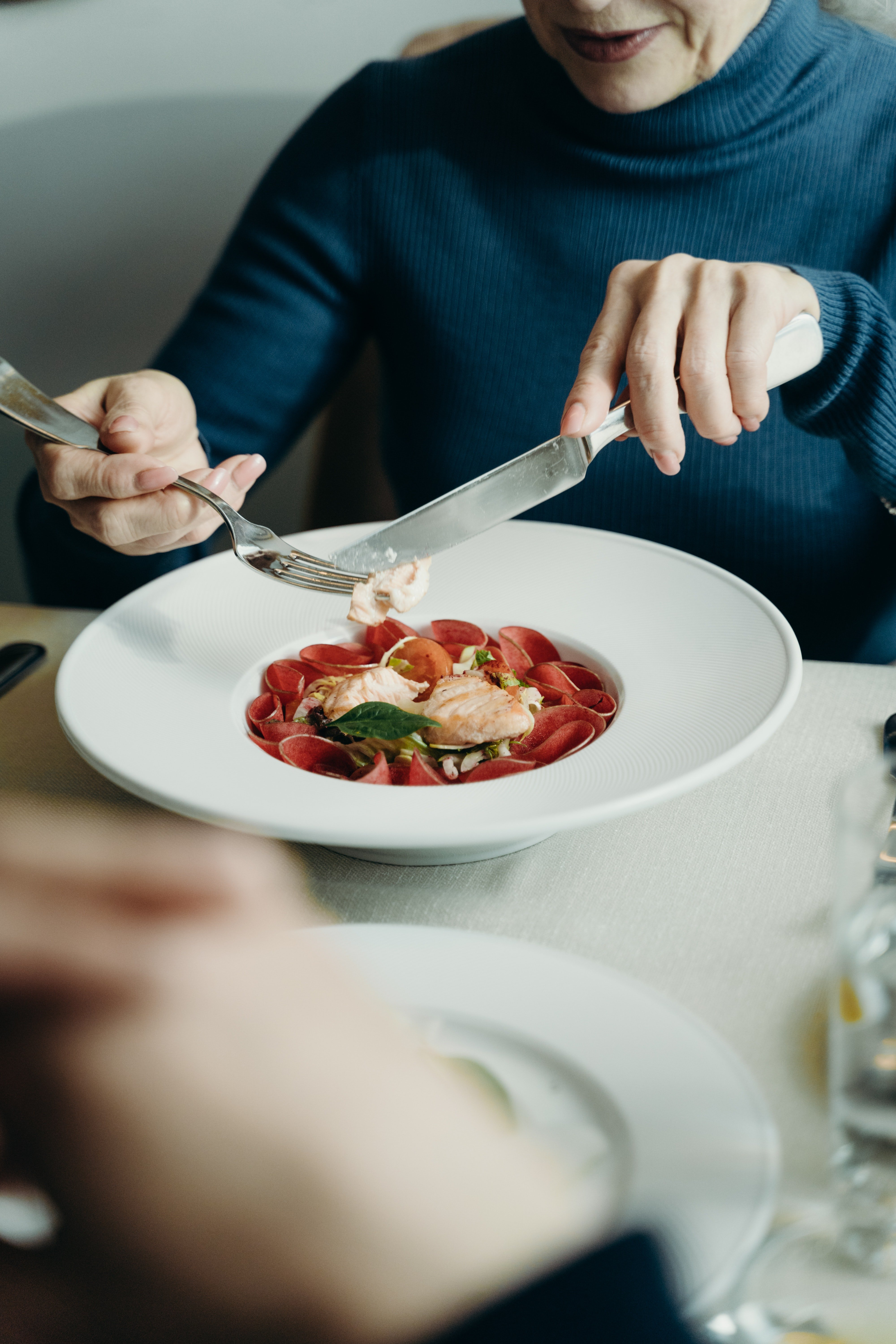 Emily decided to eat out with her mom as she did not like the food at home. | Source: Pexels