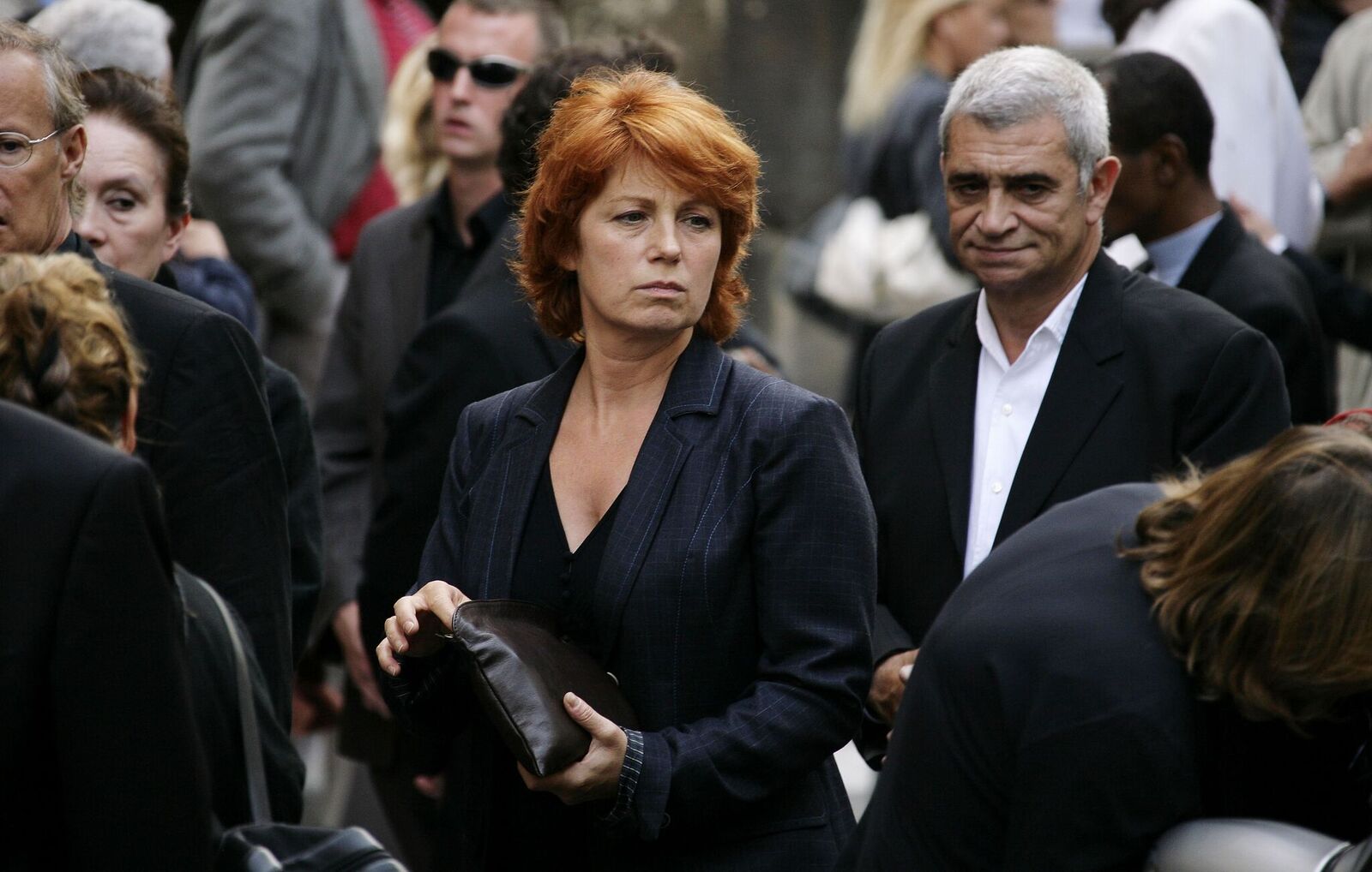 Véronique Genest quitte l'église de Saint-Louis-en-L'Ile après avoir assisté aux funérailles de Jean-Claude Brialy à Paris, France. | Photo : Getty Images