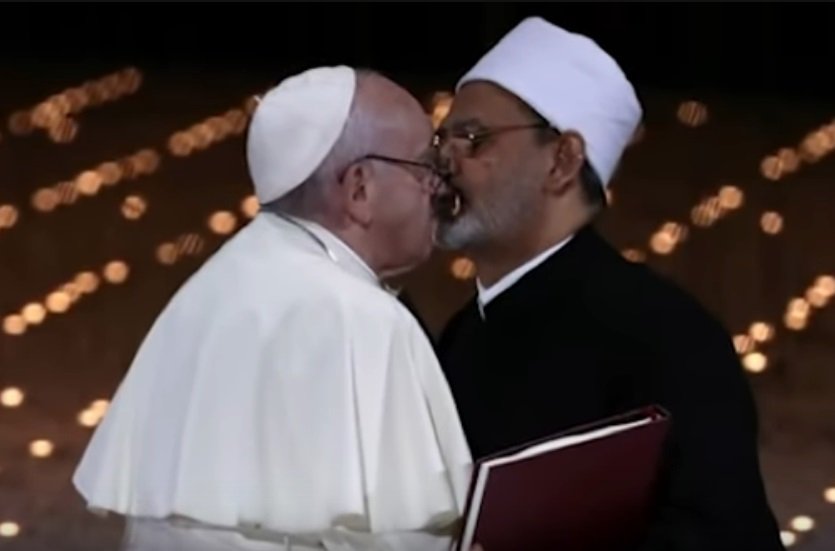 Beso del Papa y el Iman. | Foto: YouTube/El Universal Beso del Papa y el Iman. | Foto: YouTube/El Universal