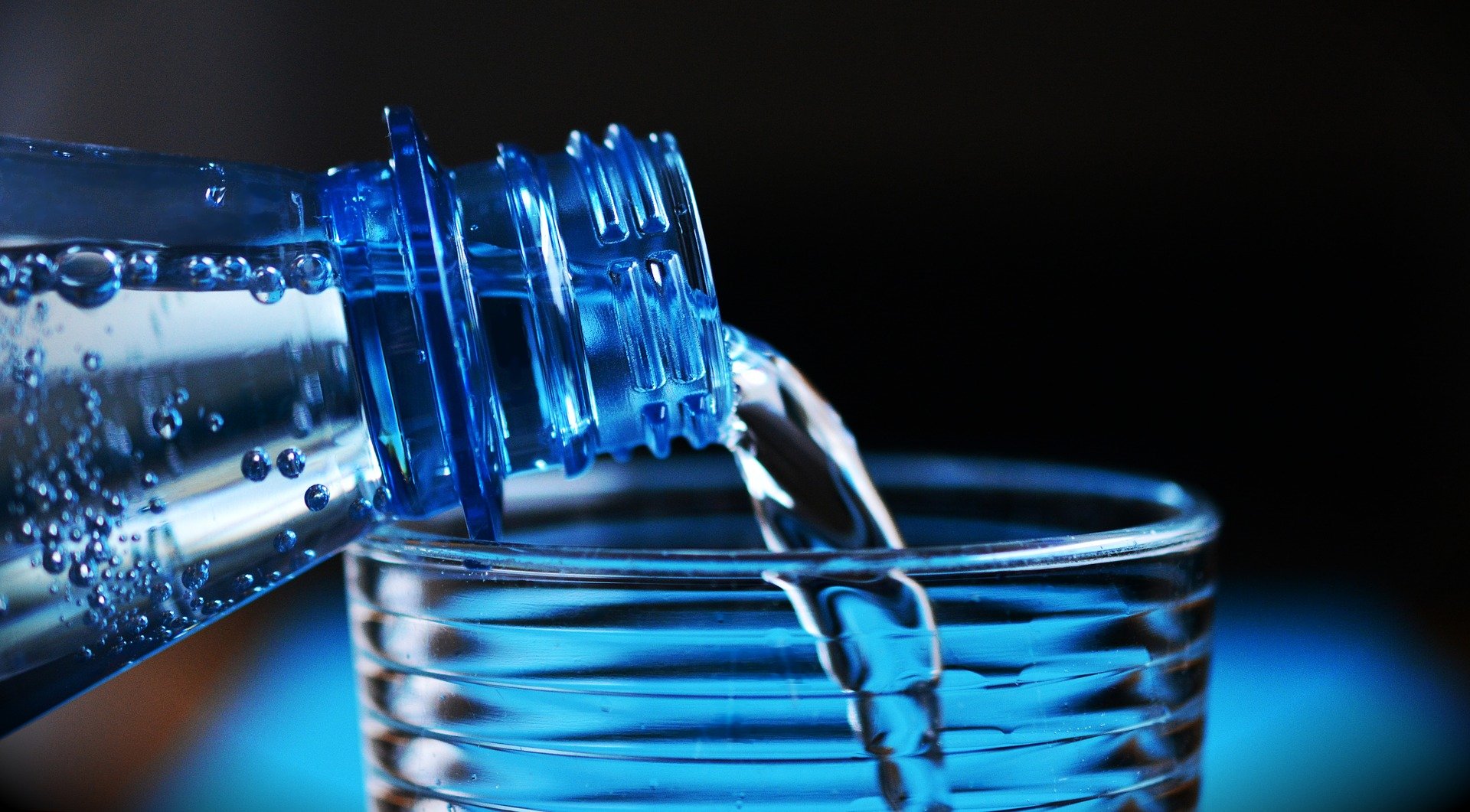 Botella sirviendo agua en vaso. | Foto: Pixabay