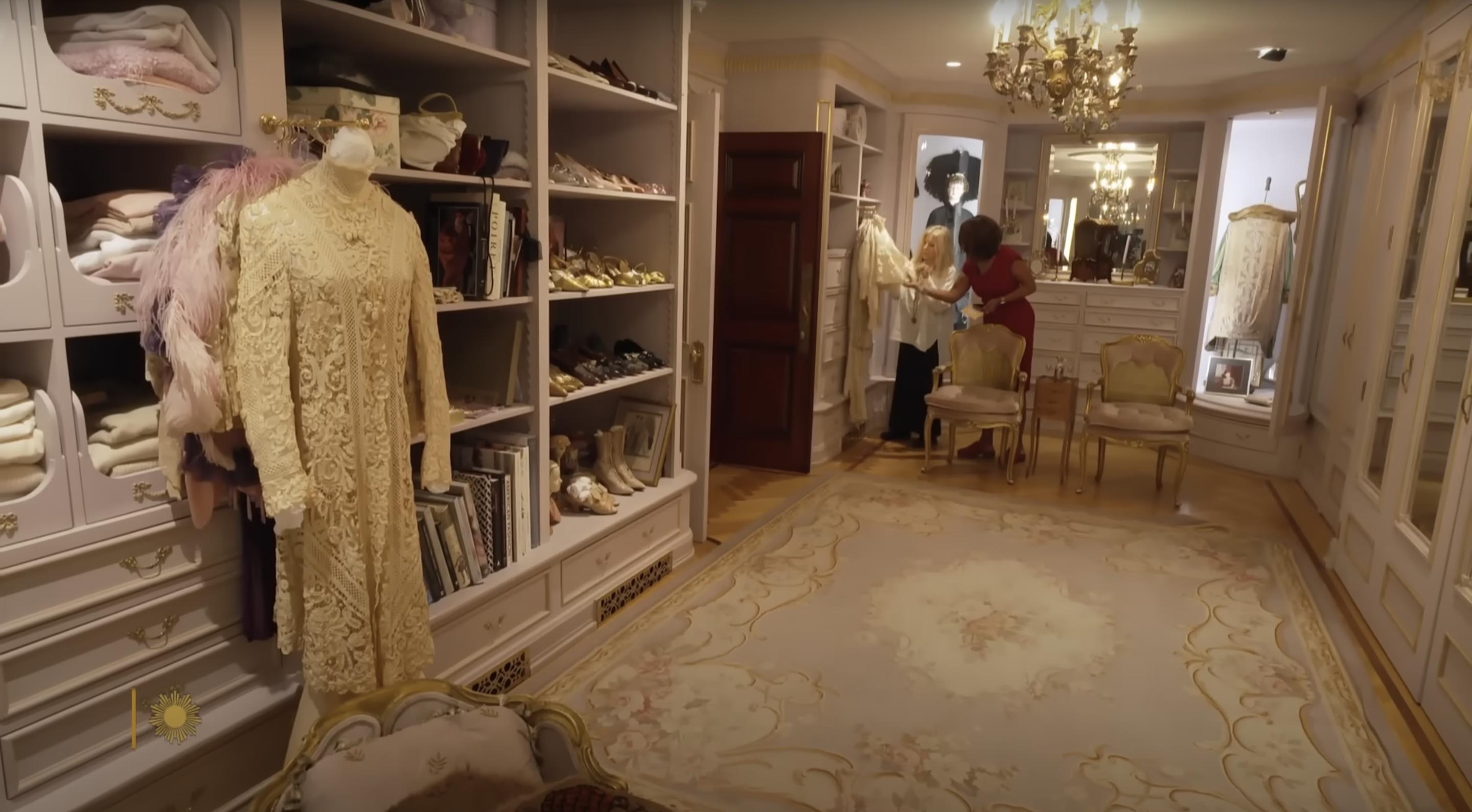 A view inside Barbra Streisand's home, posted on November 5, 2023 | Source: YouTube/CBS Sunday Morning