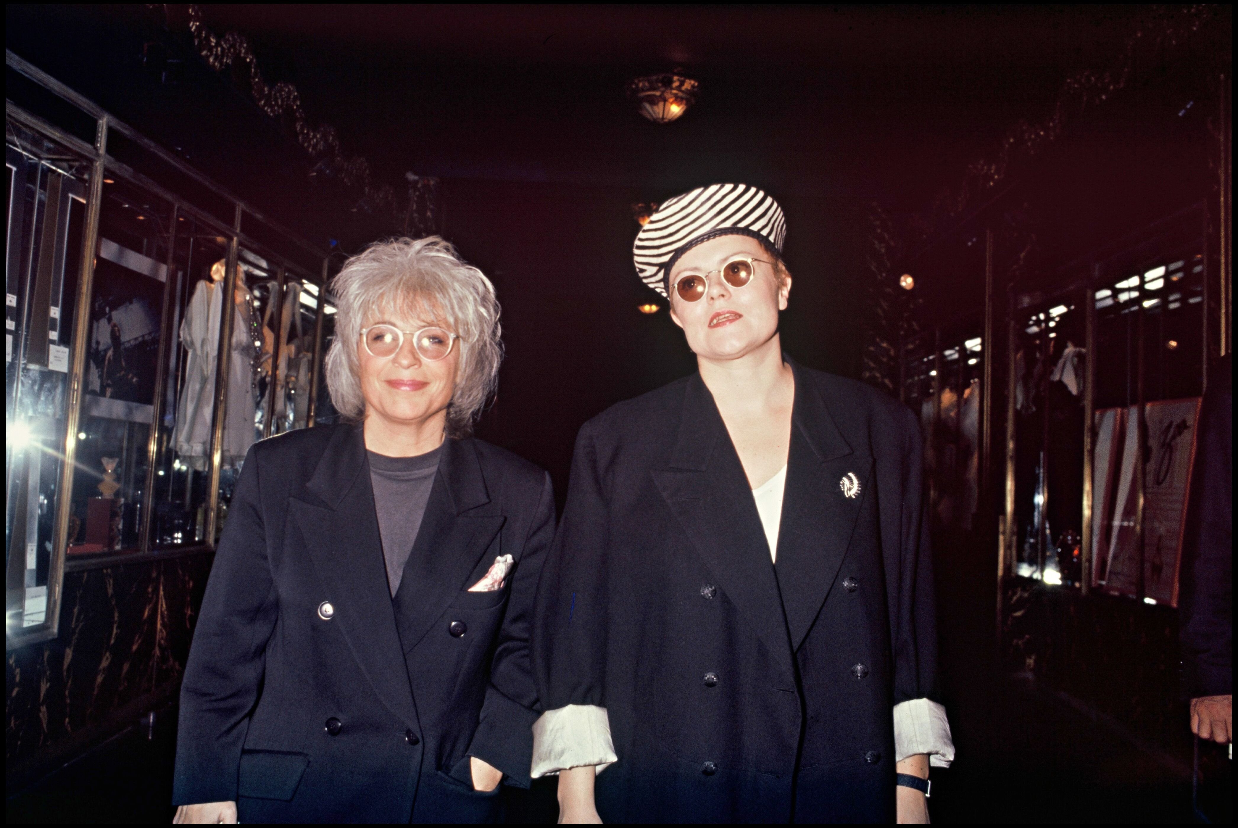 Catherine Lara et Muriel Robin au "Palais" à Paris - 1992. | Photo : Getty Images
