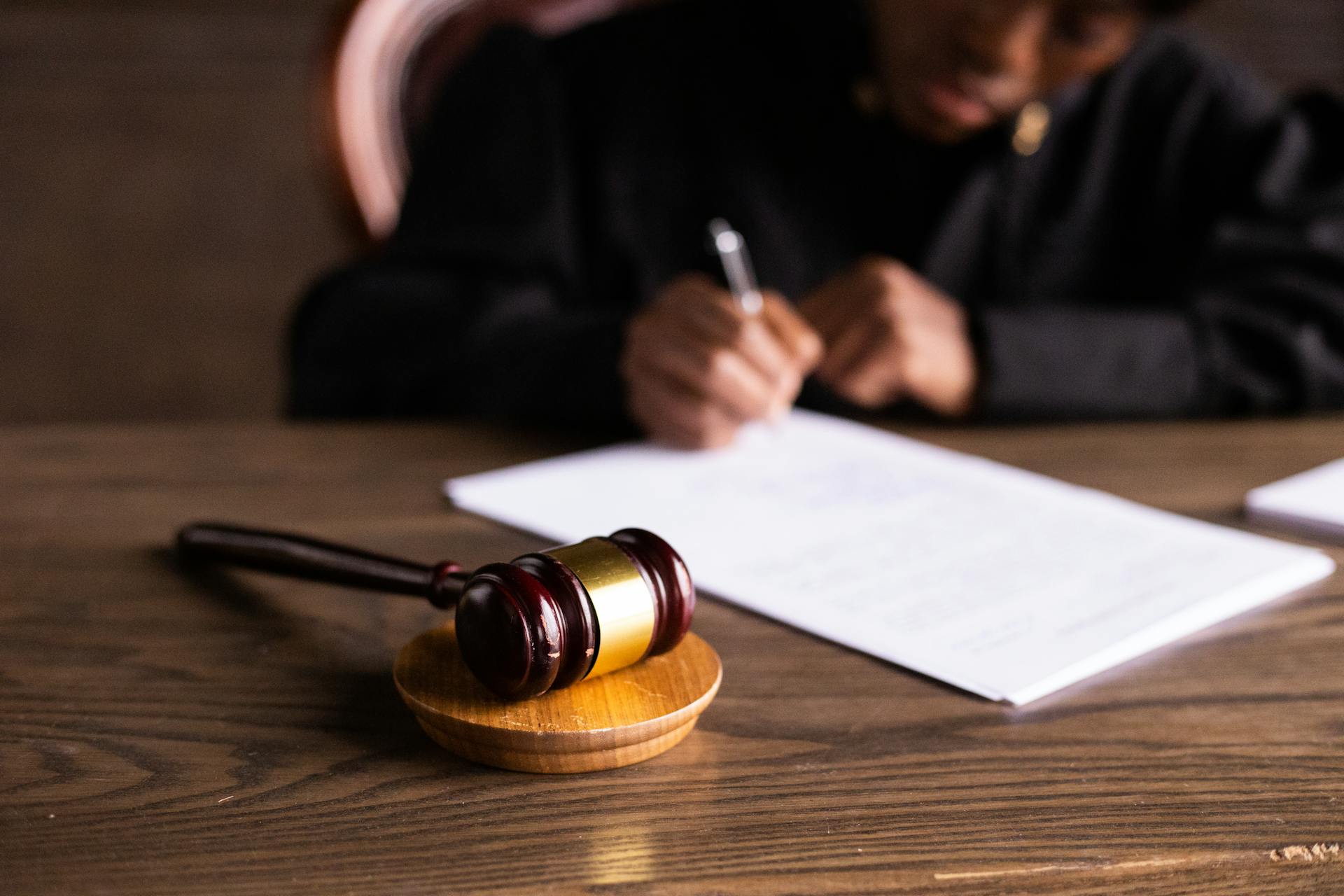 A judge taking notes in a courtroom | Source: Pexels