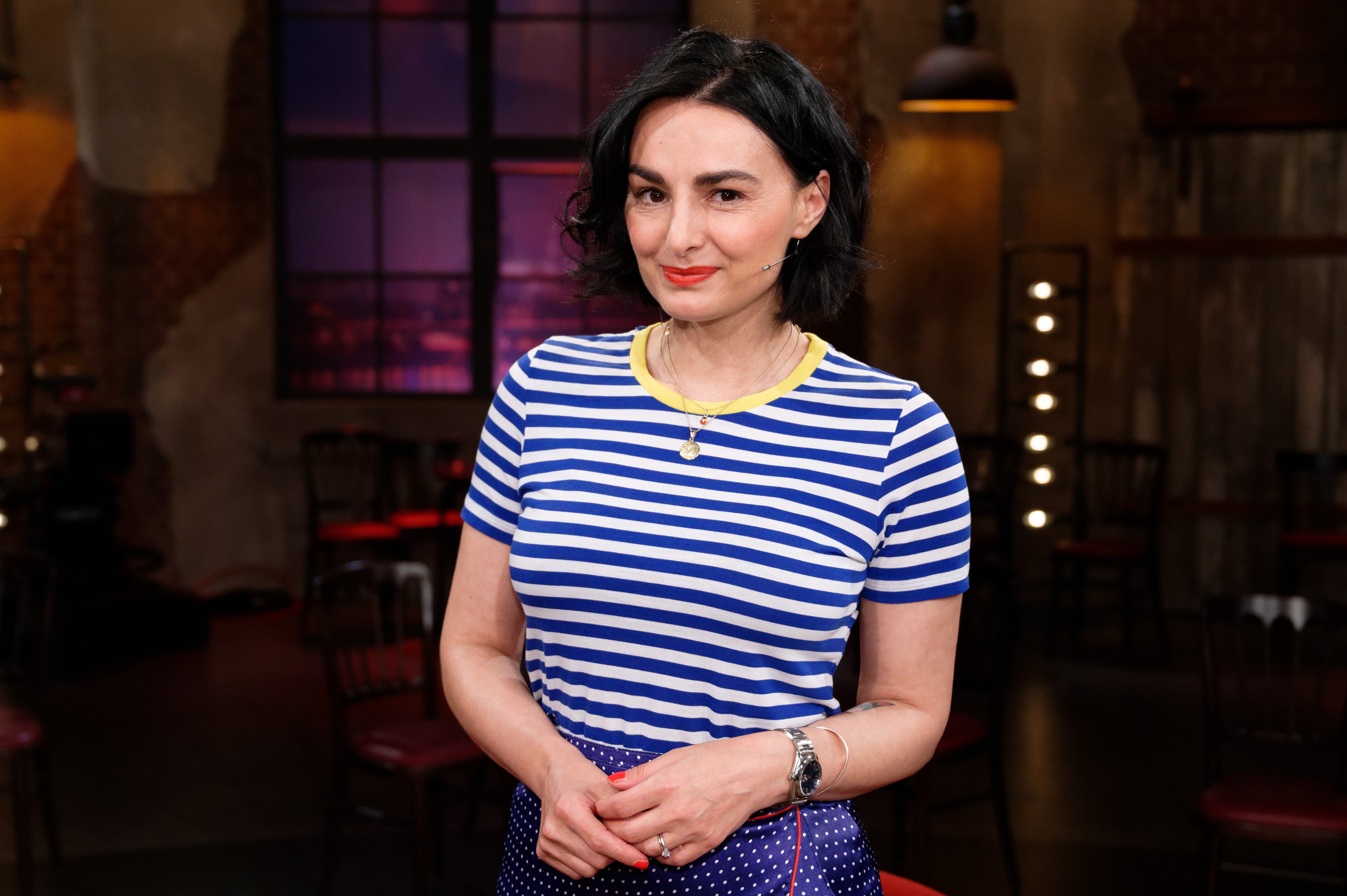 Mimi Fiedler steht nach der Aufnahme der WDR-Talkshow im Studio | Quelle: Getty Images