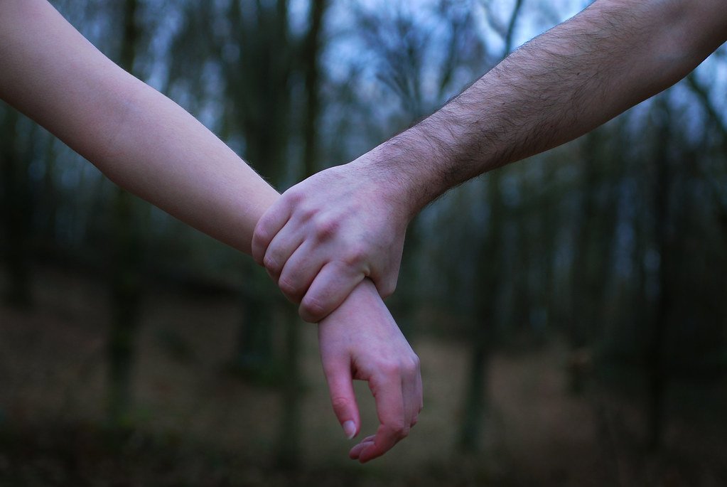 Hombra tira a mujer del brazo. | Foto: Flickr Hombra tira a mujer del brazo. | Foto: Flickr