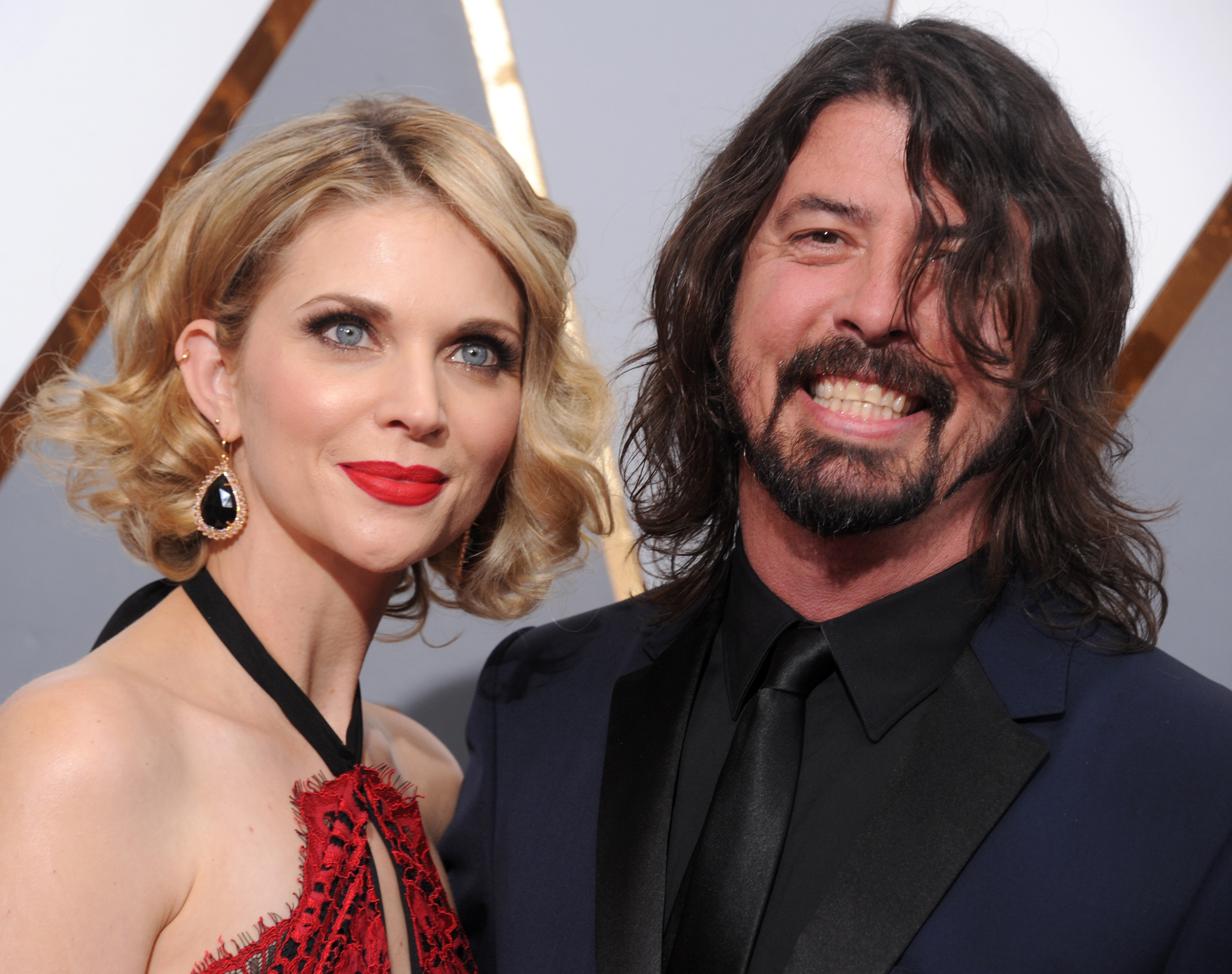 Dave Grohl und Ehefrau Jordyn Blum bei den 88th Annual Academy Awards 2016 in Hollywood, Kalifornien. | Quelle: Getty Images