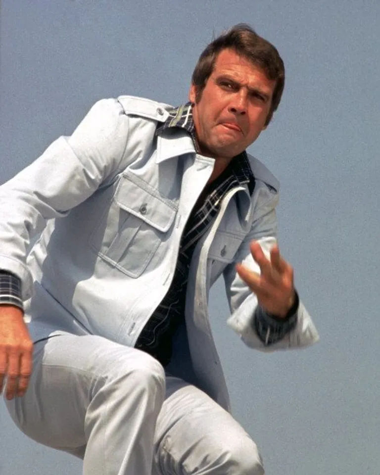 Lee Majors, wearing a white denim suit on the 'The Six Million Dollar Man', circa 1977 | Photo: Getty Images