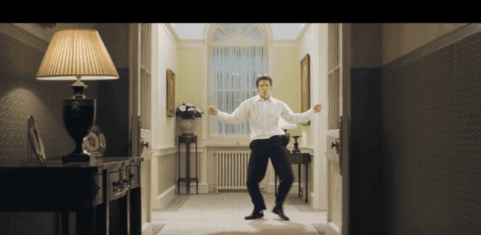 Hugh Grant doing his happy dance through 10 Downing Street. | Source: YouTube/Movieclips.