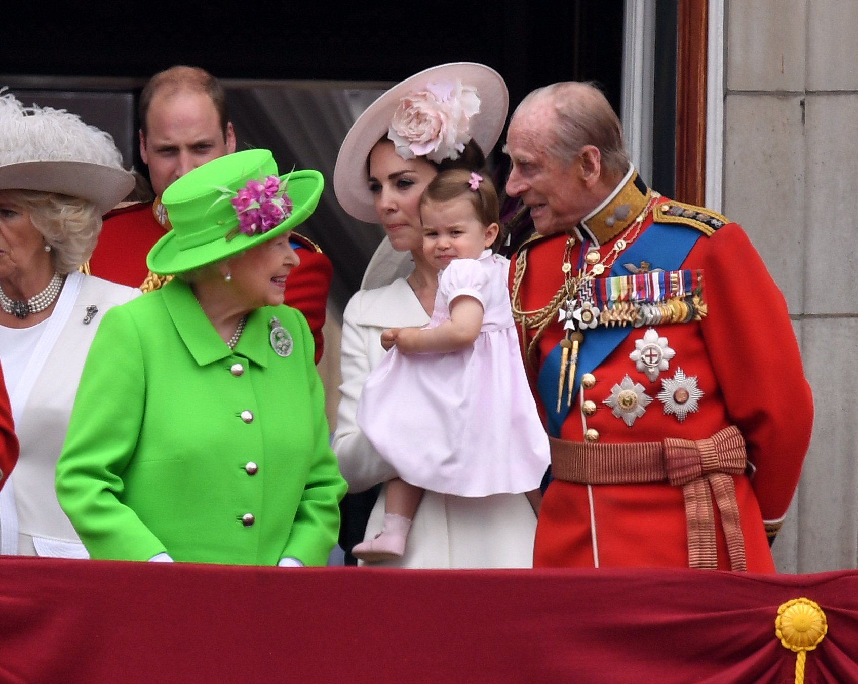 La duquesa Kate, la princesa Charlotte, la reina Isabel II y el príncipe Felipe en el balcón del Palacio de Buckingham después de la ceremonia Trooping the Colour el 11 de junio de 2016 en Londres, Inglaterra. | Foto: Getty Images