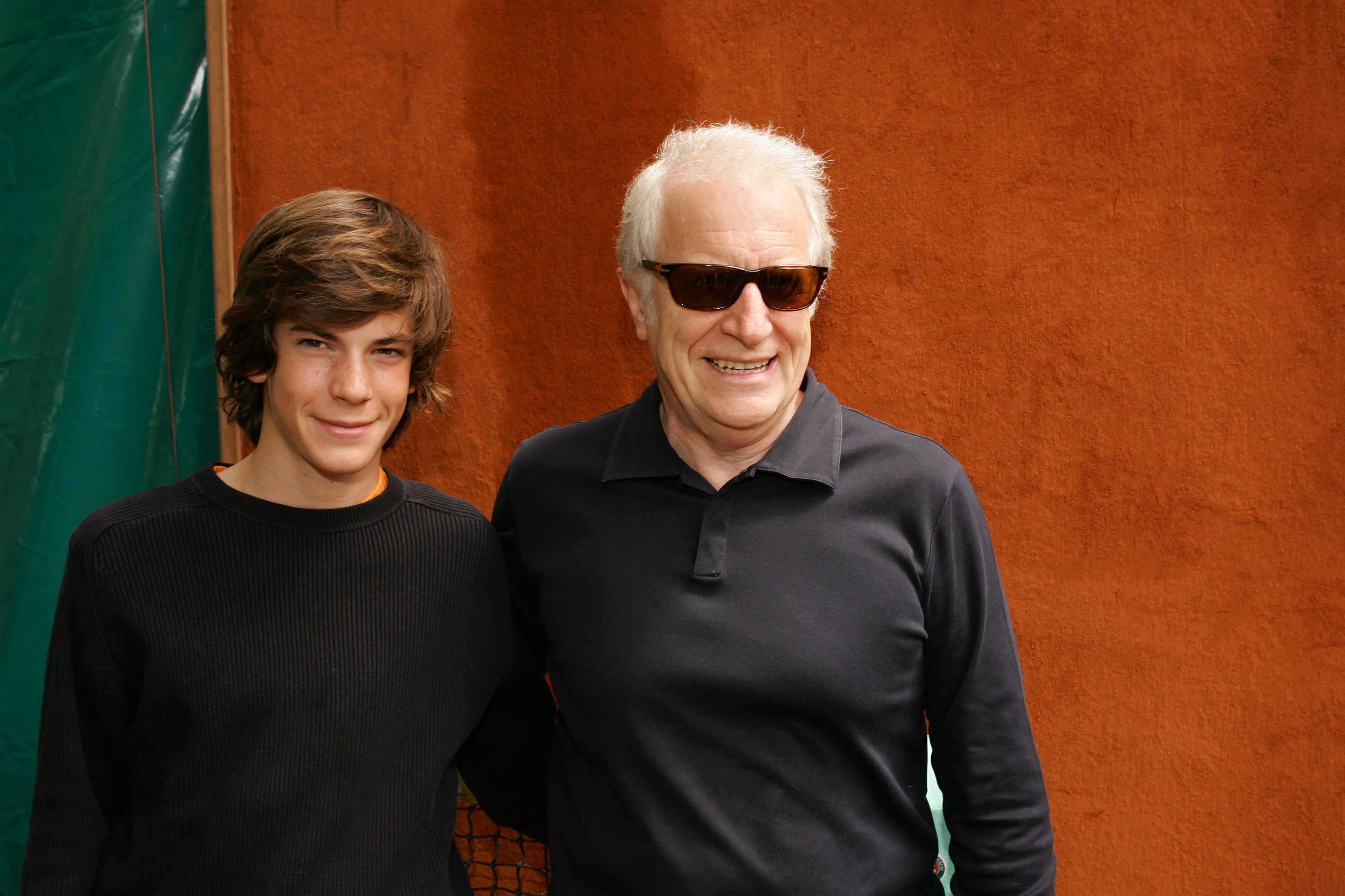 André Dussollier et son fils Léo lors du tournoi de tennis Roland Garros 2004. | Photo : Getty Images