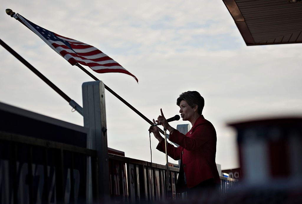 Senator Joni Ernst, speaks during a campaign stop in Davenport, Iowa, U.S., on Thursday, Sept. 25, 2014 | Photo: Getty Images
