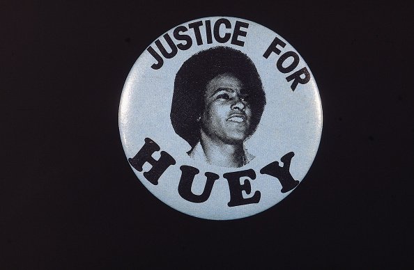 Un distintivo político con una imagen del activista negro Huey Newton (1942 - 1989) que dice 'Justicia para Huey', alrededor de 1967. | fuente: Getty Images Un distintivo político con una imagen del activista negro Huey Newton (1942 - 1989) que dice 'Justicia para Huey', alrededor de 1967. | fuente: Getty Images
