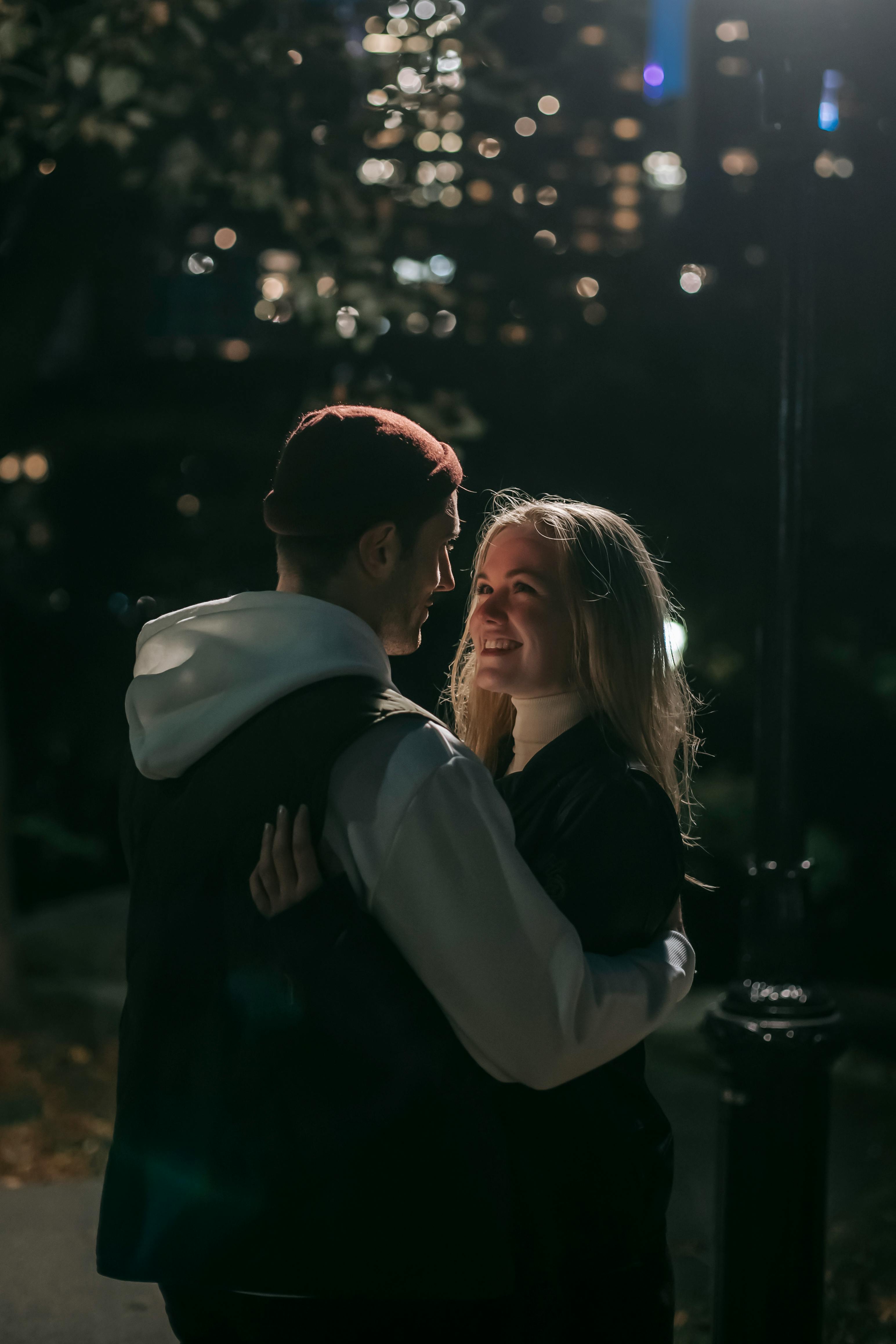 A man and woman embracing | Source: Pexels