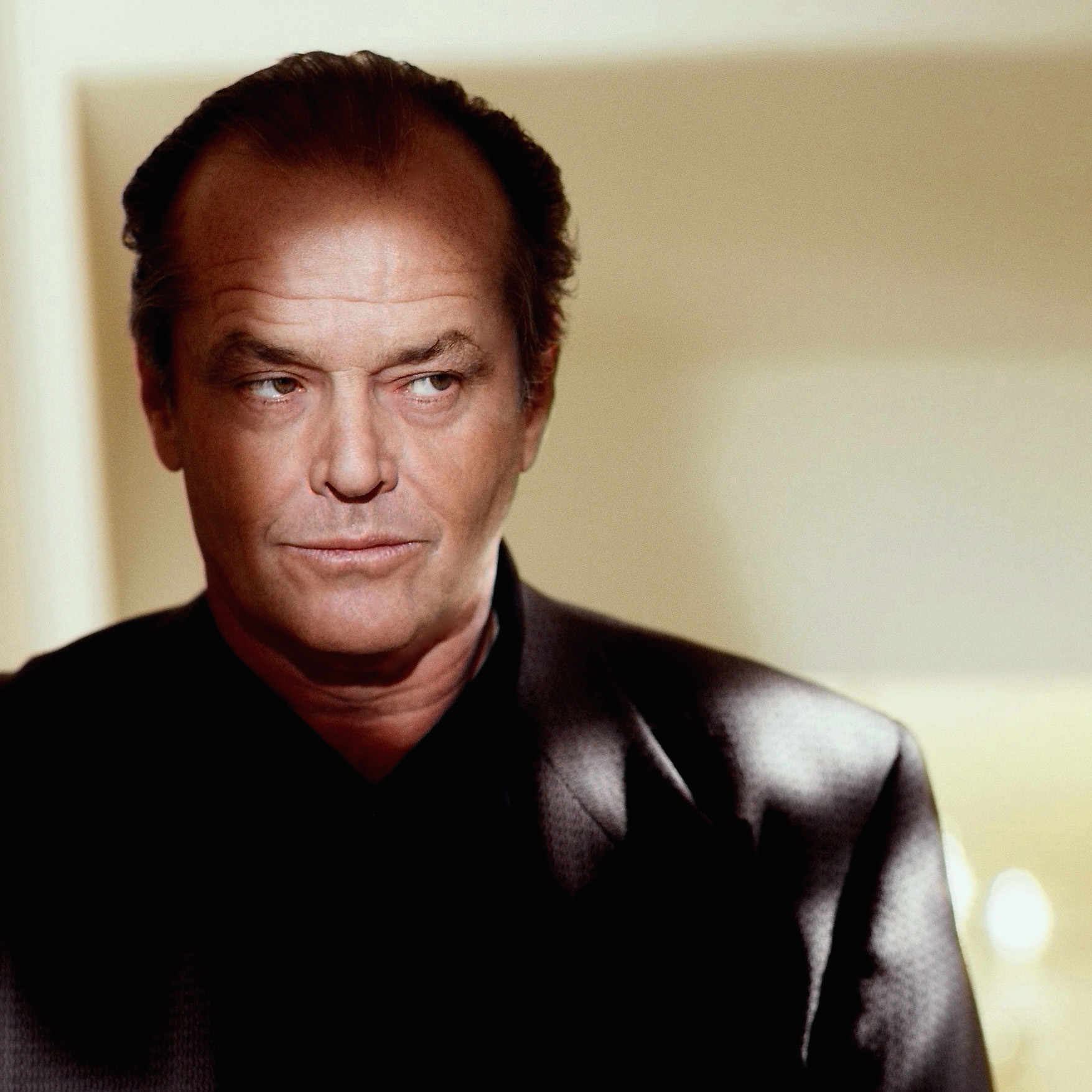 Jack Nicholson poses for a photoshoot in his hotel room in 1993 in Los Angeles, California. | Source: Getty Images