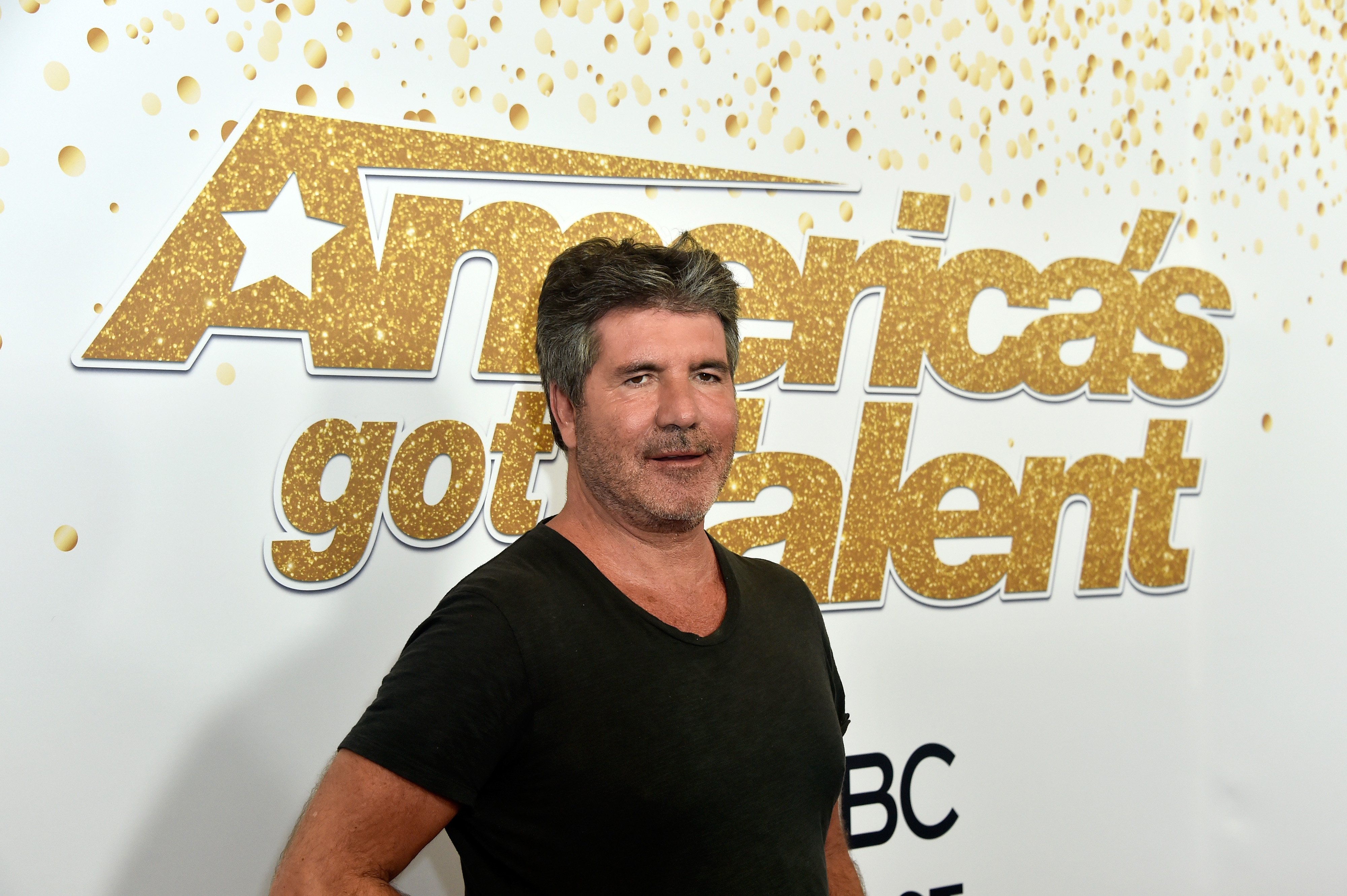 Simon Cowell assiste à la "L'Amérique a du talent" Spectacle en direct de la saison 13 au Dolby Theatre le 14 août 2018 |  Photo: GettyImages