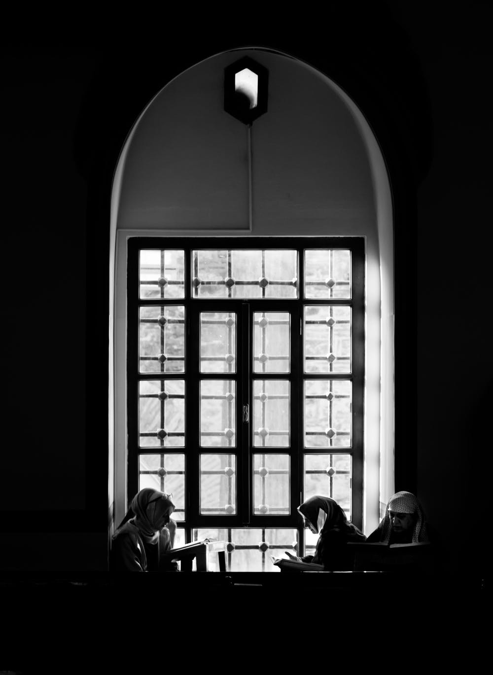 Monjas frente a una ventana. | Foto: Pexels Monjas frente a una ventana. | Foto: Pexels
