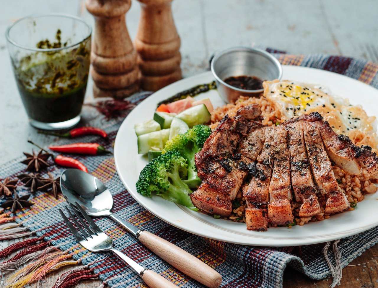 Tray of food arranged on the table | Photo: Pexels