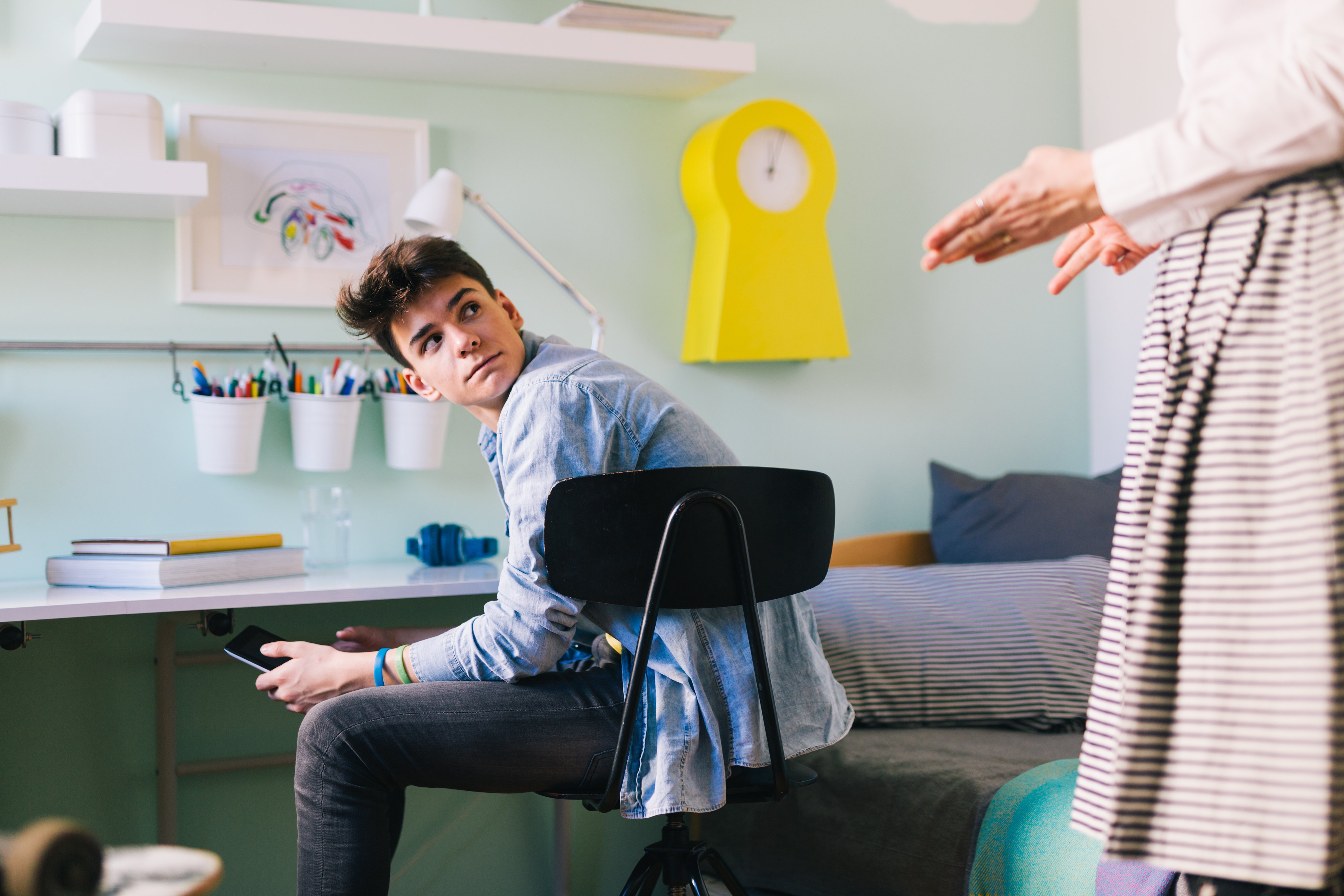 A mother talking to her teenage son | Photo: Shutterstock