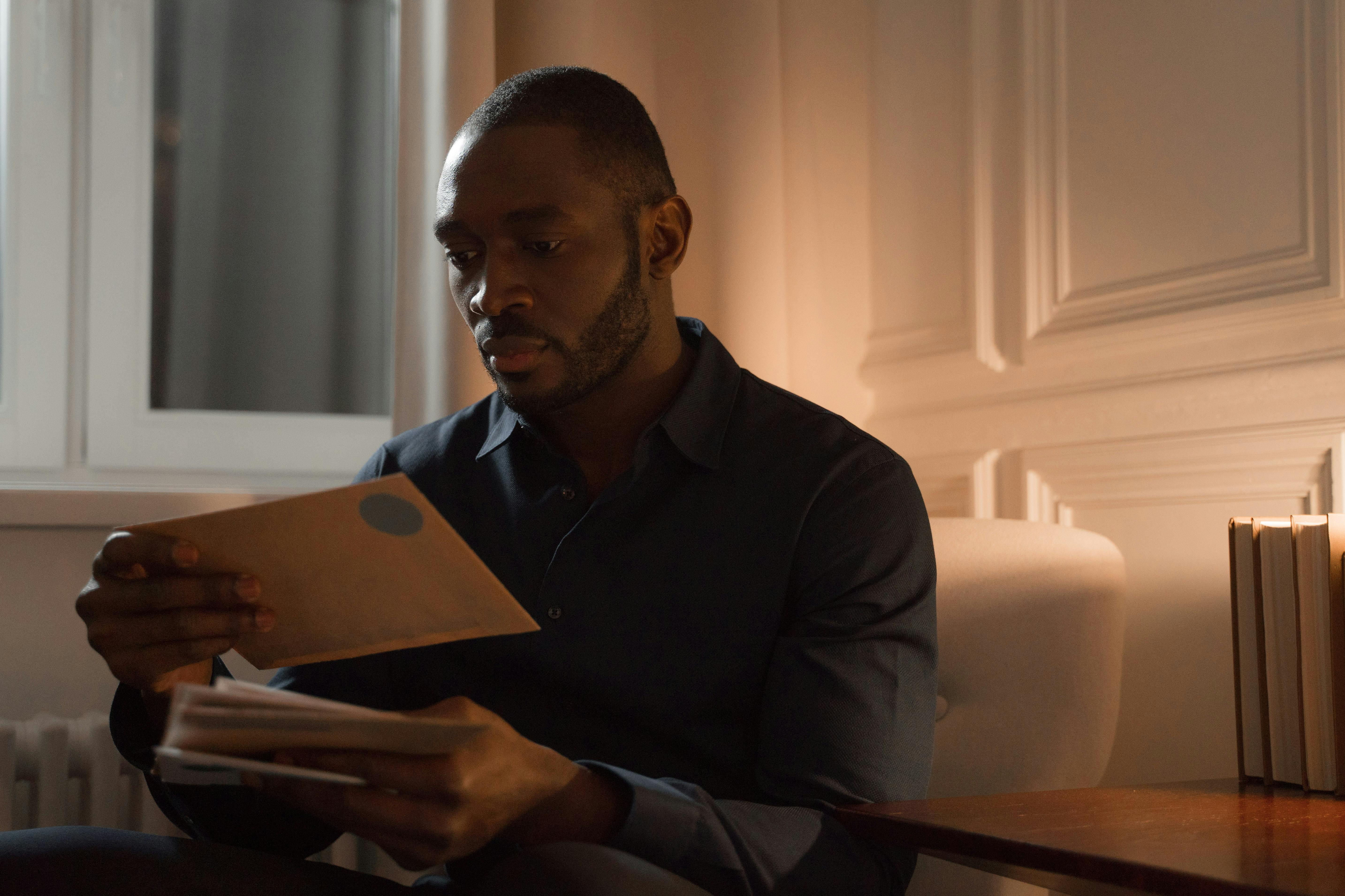 Man reading a letter | Source: Pexels