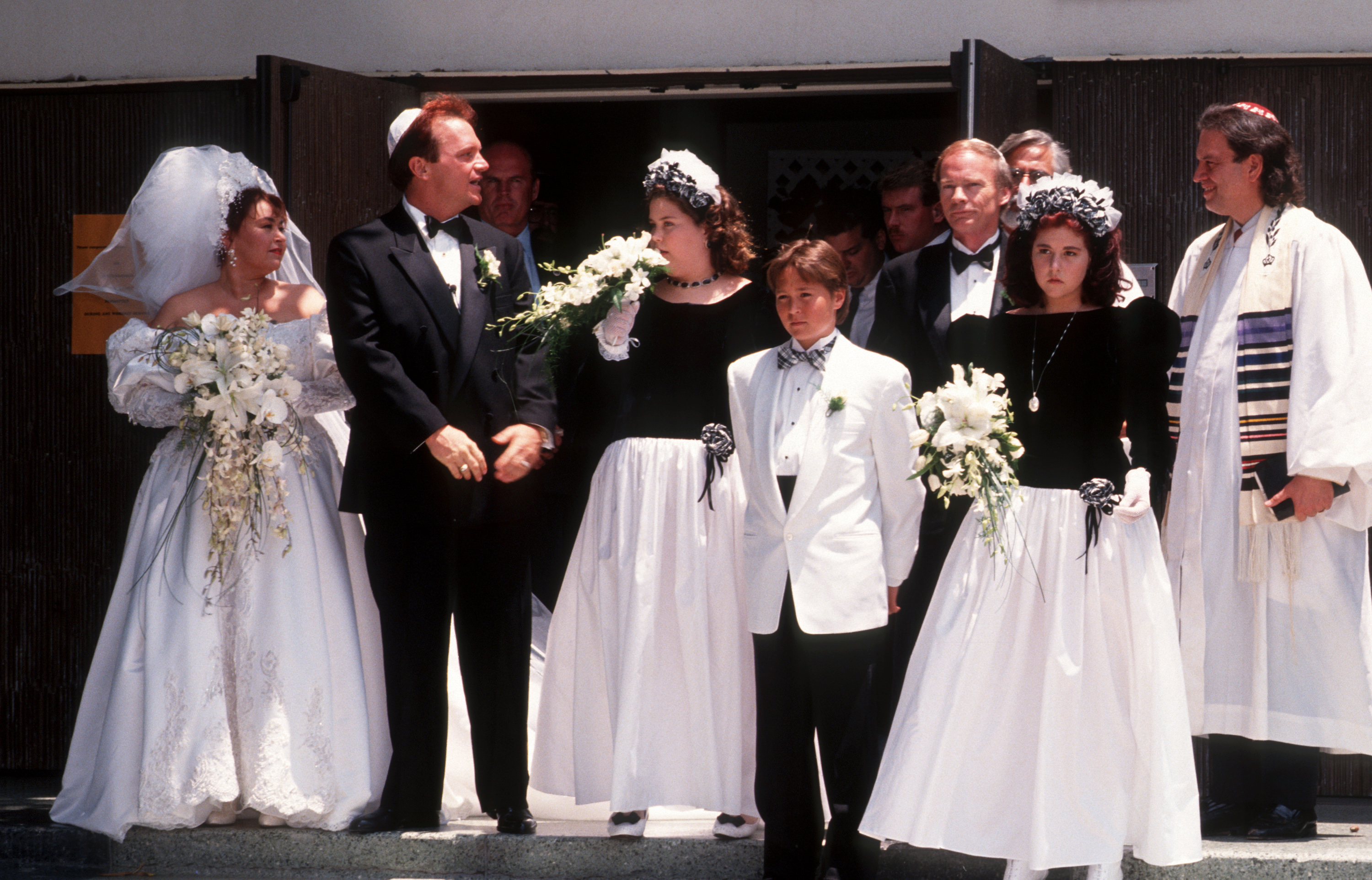 Roseanne Barr, Tom Arnold, and family during the couple's wedding on June 23, 1991 at University's Synogague in Los Angeles, California | Source: Getty Images
