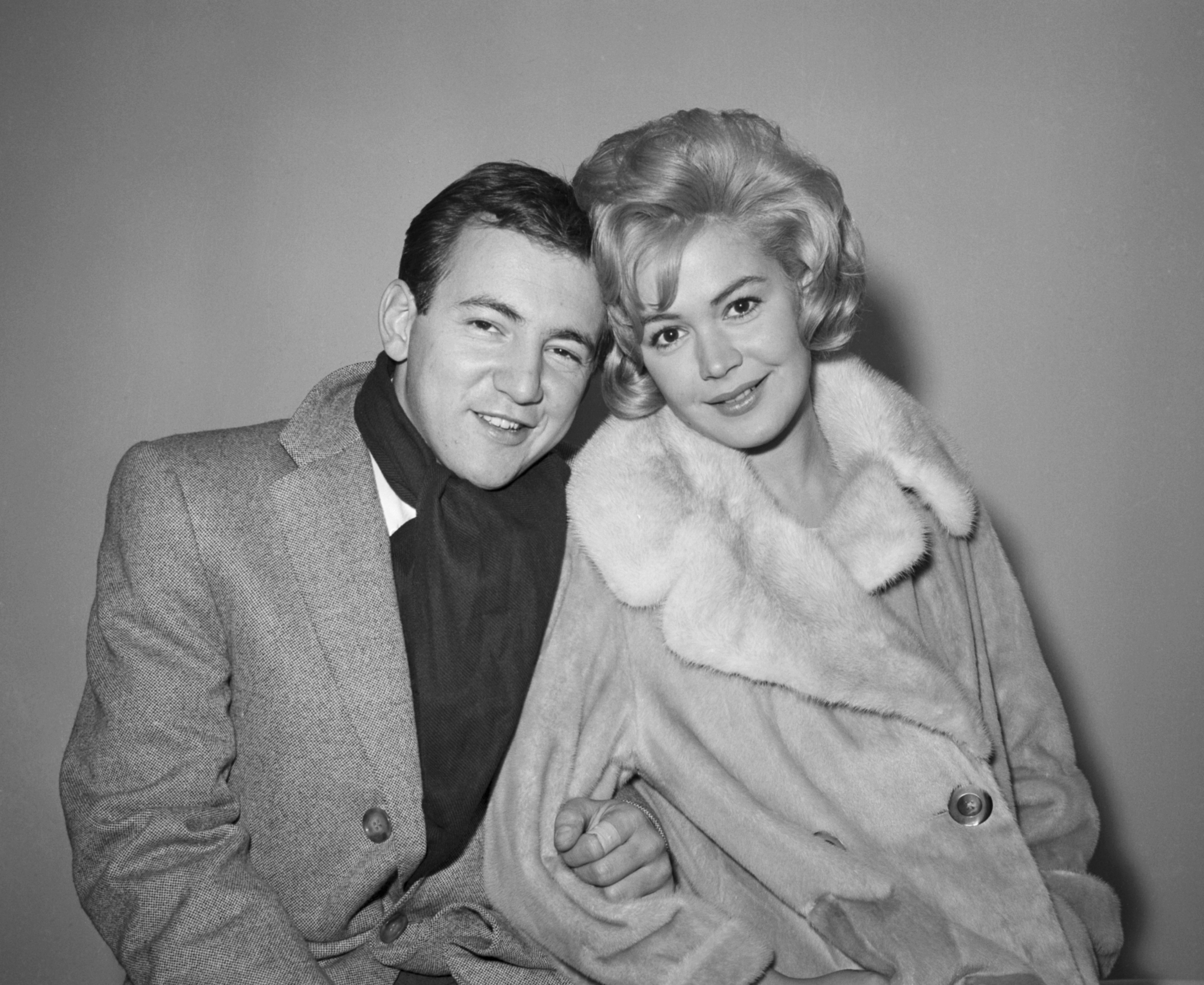 Bobby Darin and Sandra Dee posing for a picture at Idlewild Airport, after their secret marriage in New Jersey in 1960 | Source: Getty Images