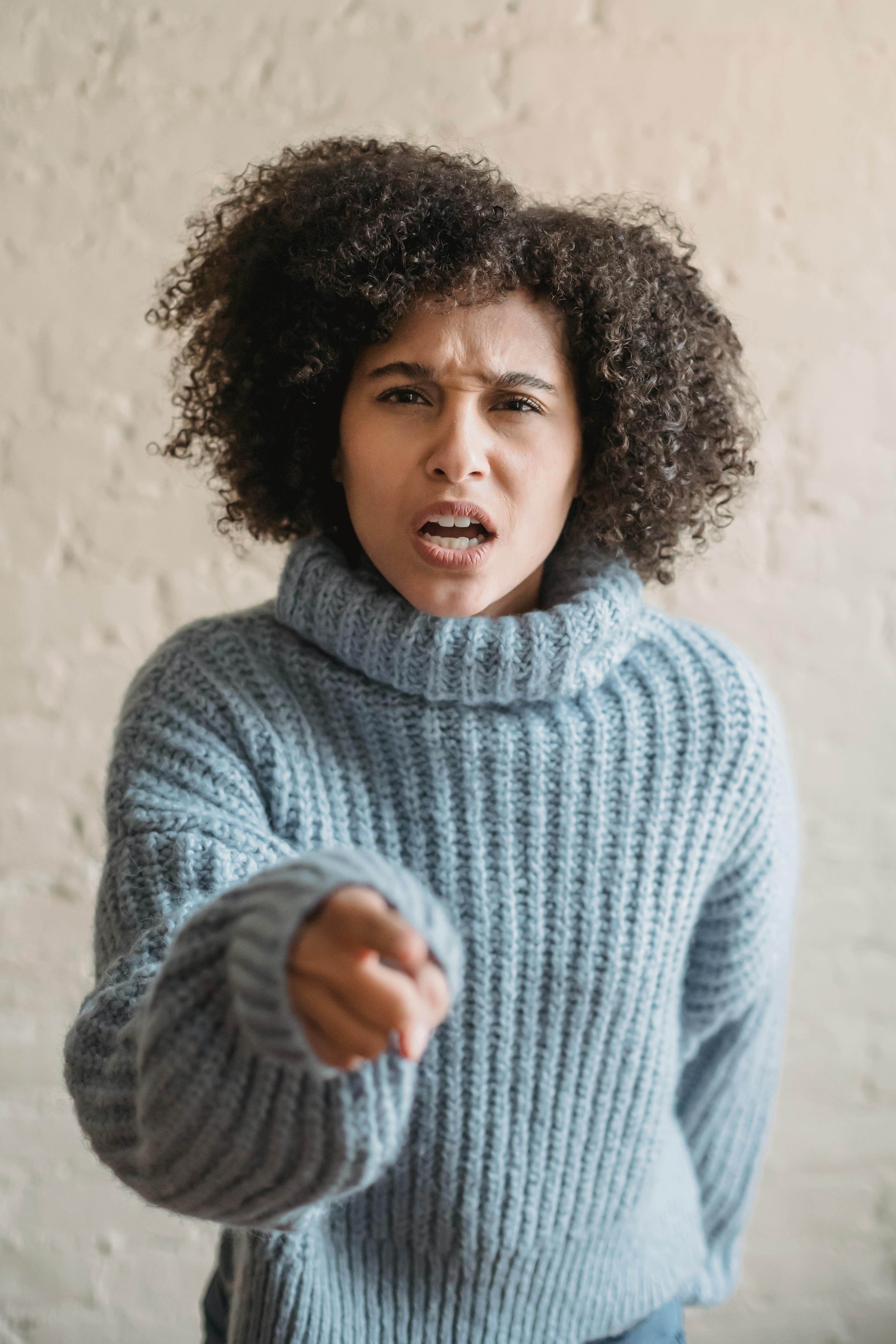 An annoyed woman pointing | Source: Pexels