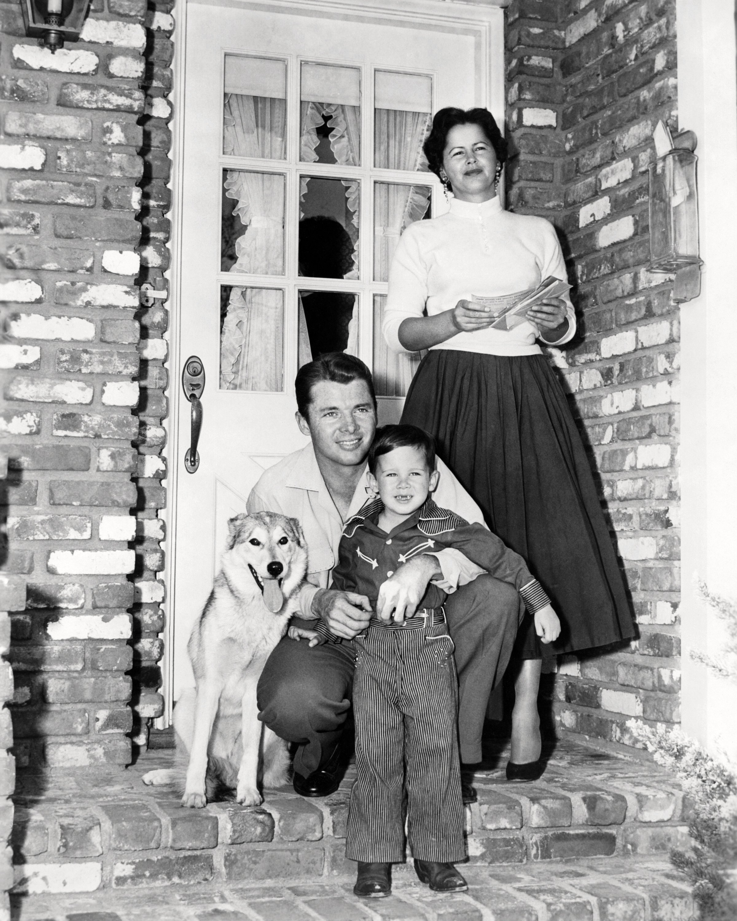 Actor Audie Murphy with his wife Pamela Archer, one of their sons and a pet dog, circa 1955. | Source: Getty Images