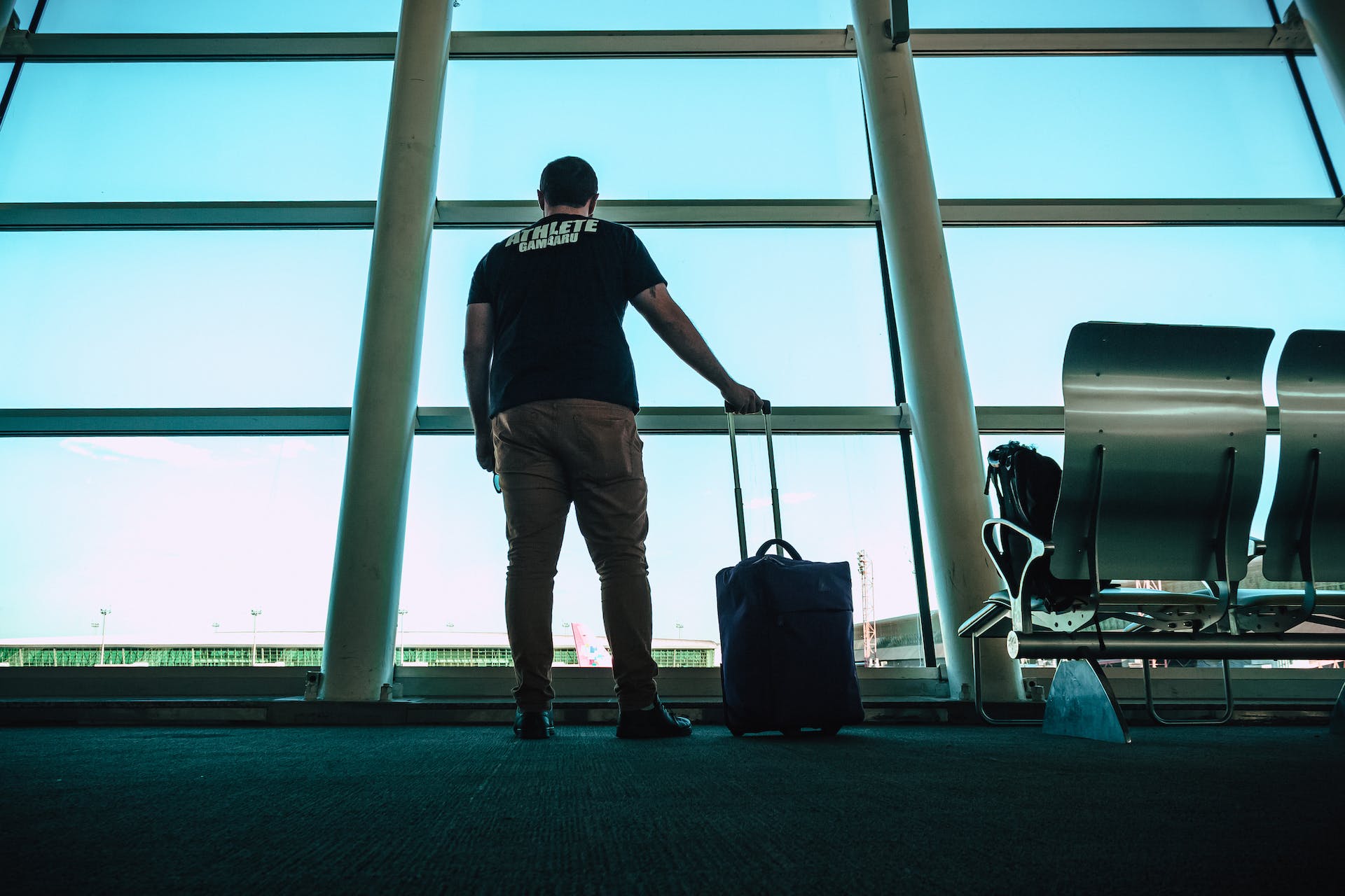 Silhouette of a man holding a bag | Source: Pexels