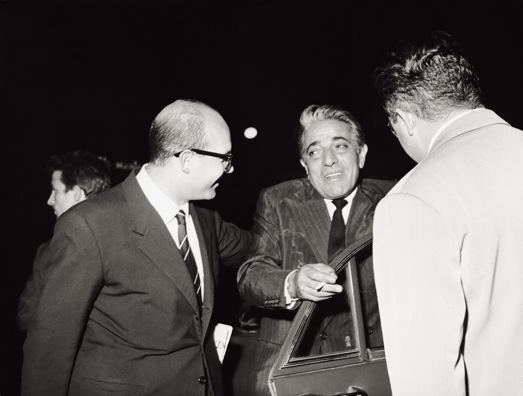 Aristóteles Onassis hablando con reporteros en 1959. │Foto: Getty Images