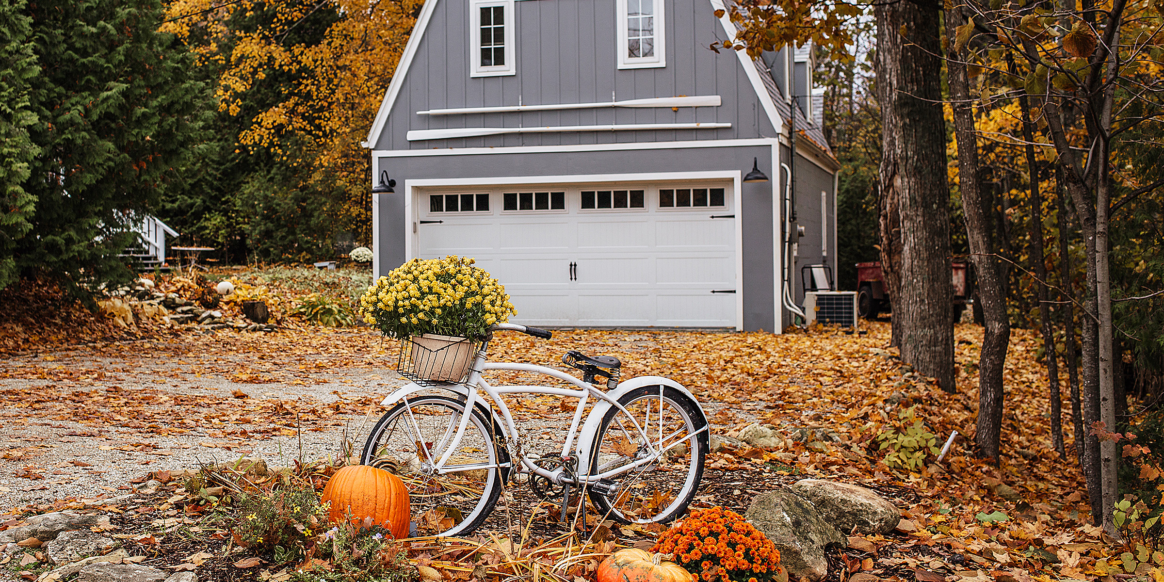 A house nestled in a scenic landscape | Source: Freepik