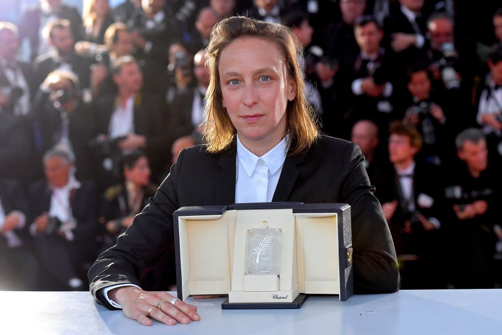 Céline Sciamma, lauréate du prix du meilleur scénario pour son film "Portrait de la jeune fille en feu", pose au photocall gagnant lors du 72ème Festival de Cannes le 25 mai 2019 à Cannes, France. | Photo : Getty Images