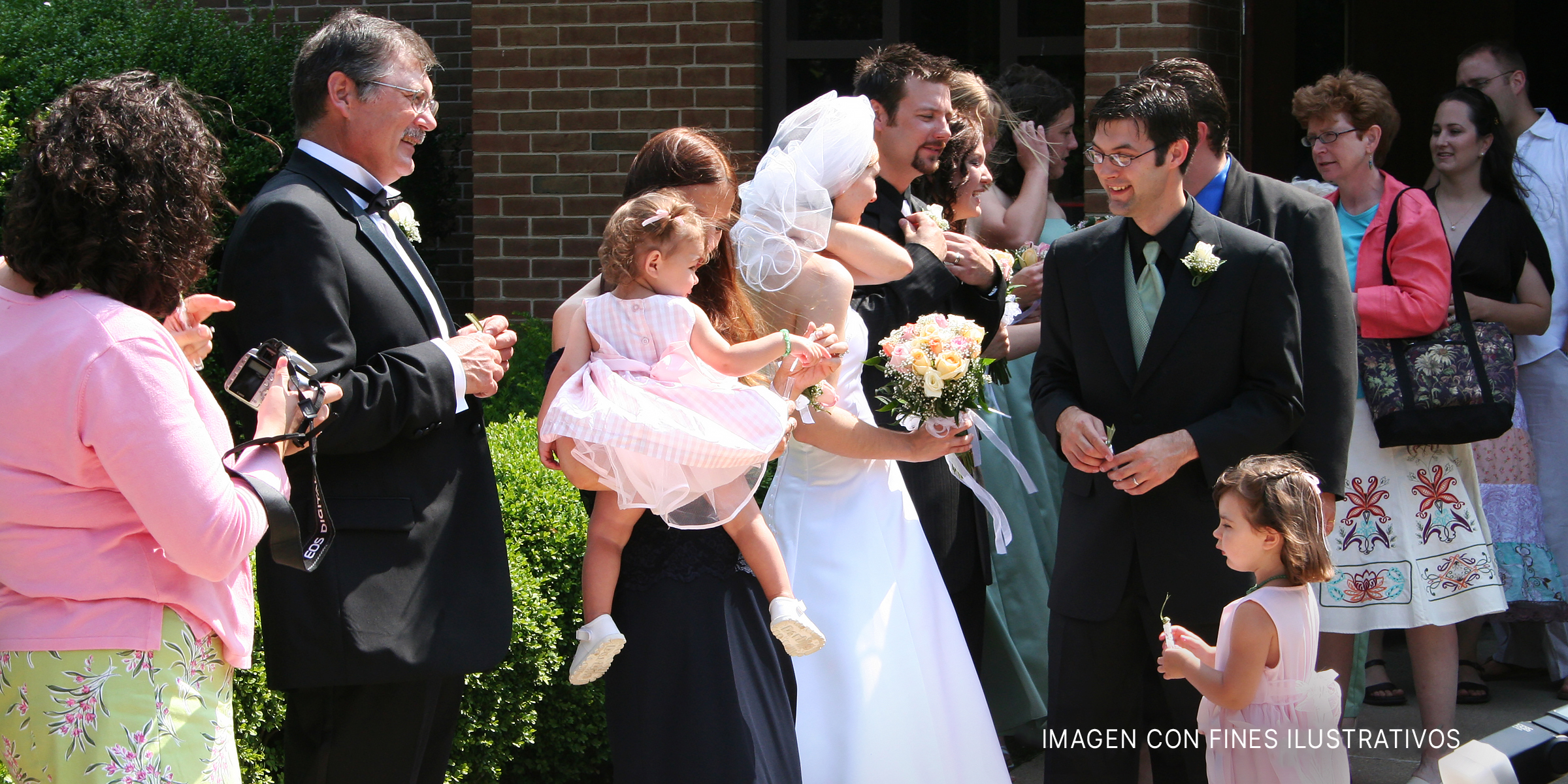Personas saliendo de una boda. | Foto: flickr.com/Gavin St. Ours (CC BY 2.0)