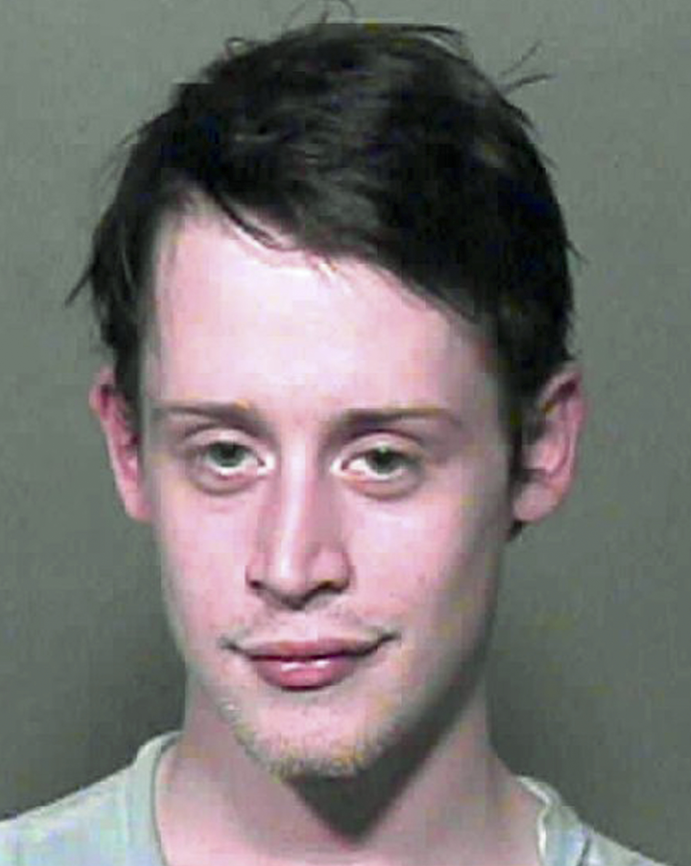 Macaulay Culkin in a mug shot following his arrest on drug charges in Oklahoma City on September 17, 2004 | Source: Getty Images