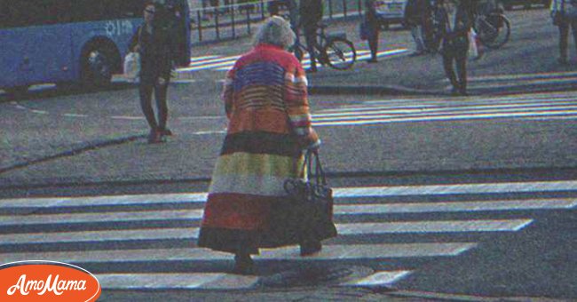 Mujer mayor cruzando una calle. | Foto: Shutterstock