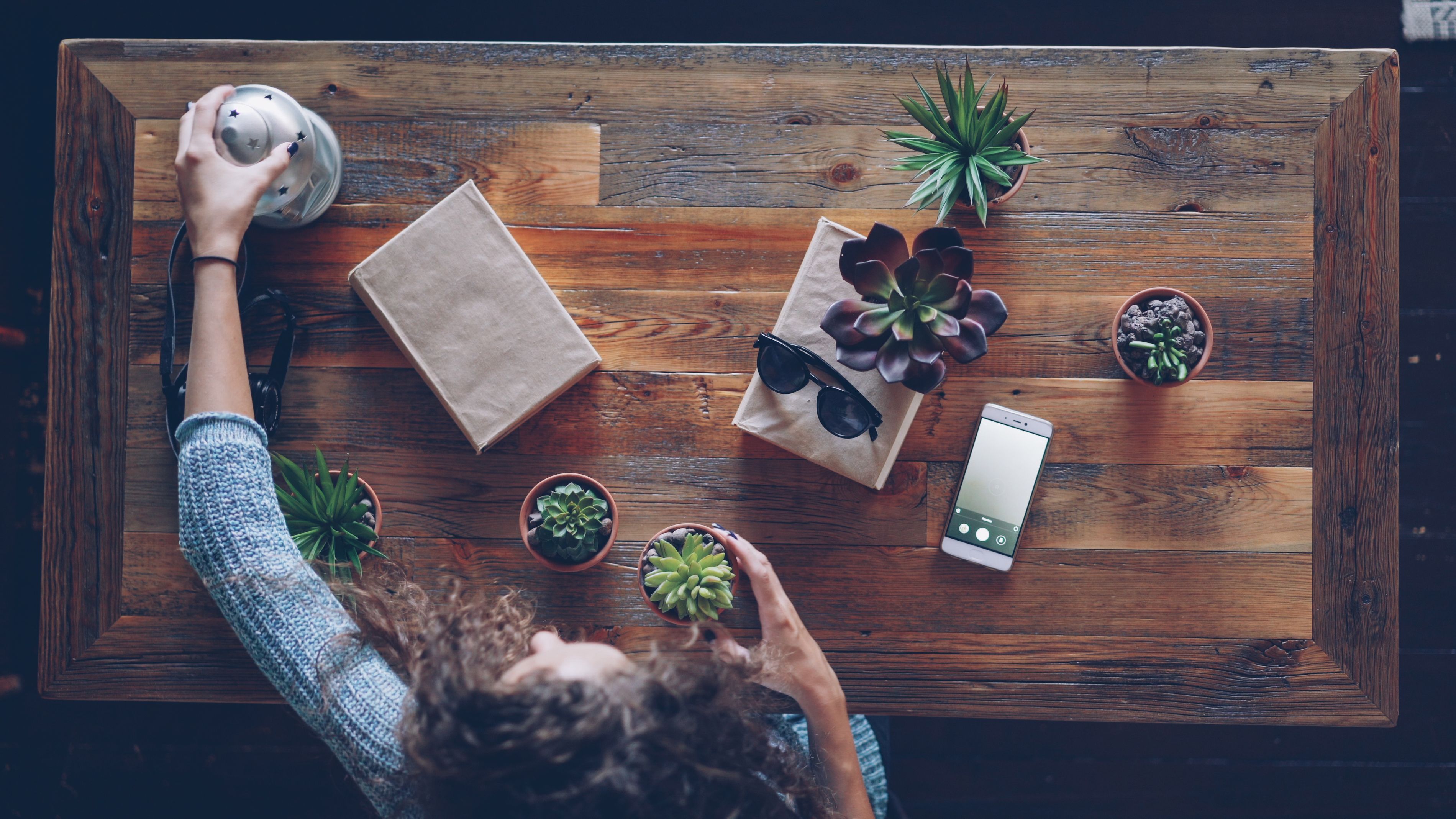 Woman decorating a coffee table | Source: Pexels