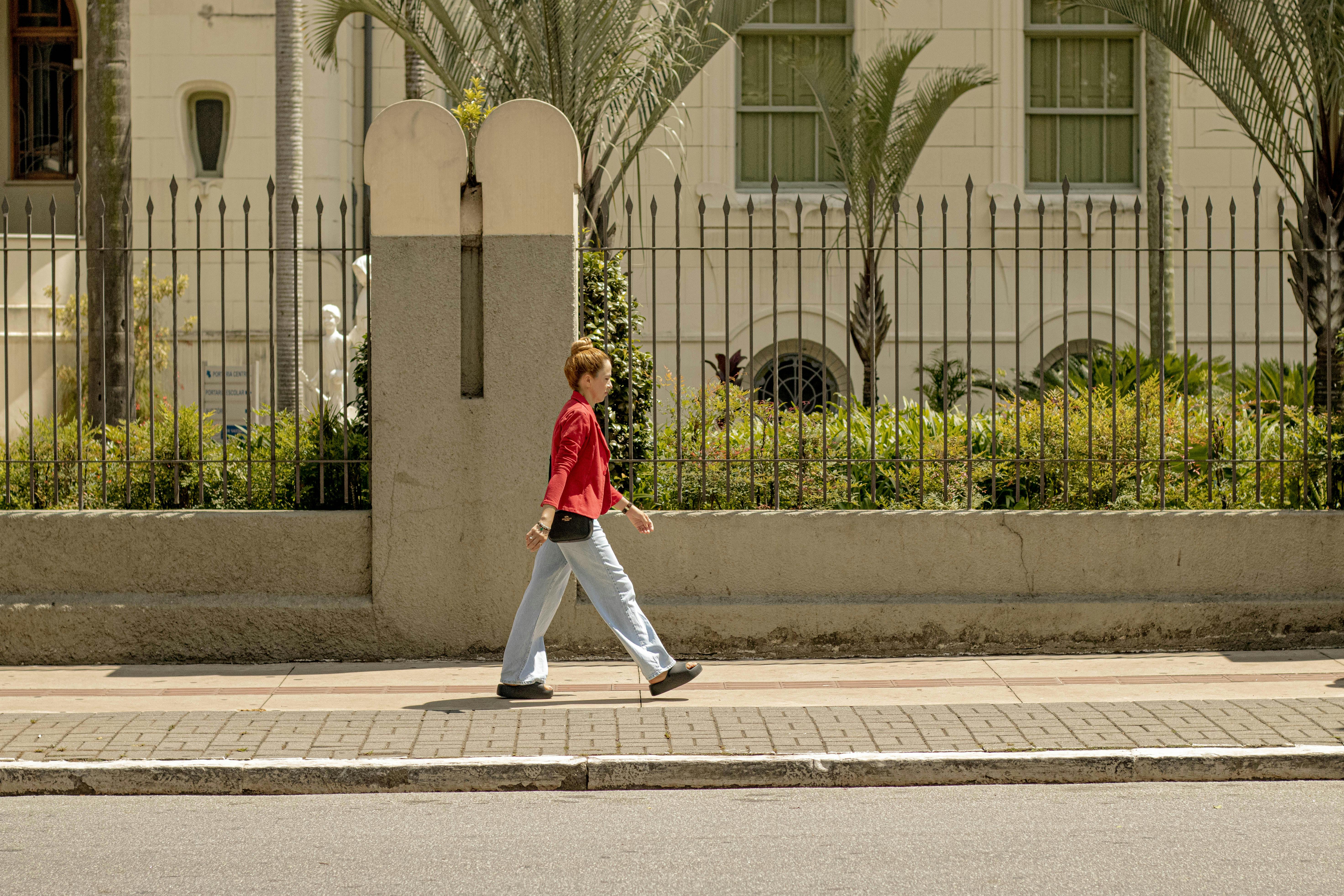 A woman going for a walk. | Source: Pexels