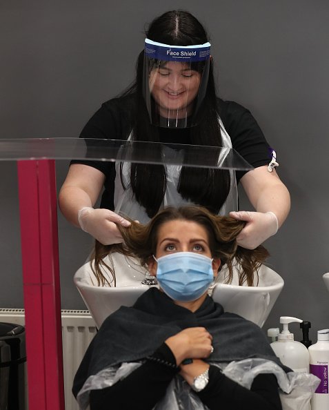 Gemma Inglis, lave les cheveux de Shireen Inglis au Lunatic Fringe de Glasgow.|Photo : Getty Images.