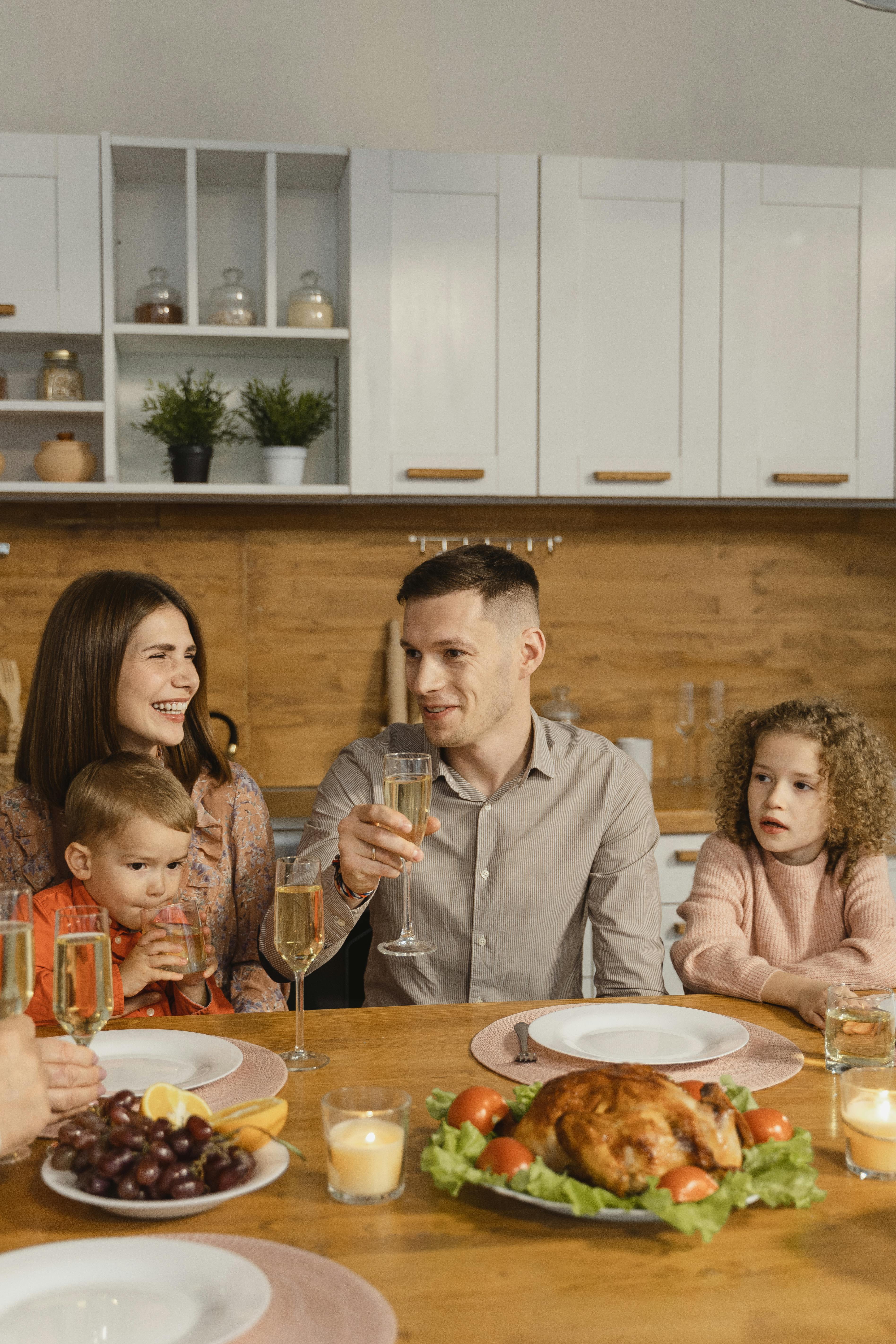 A man raises a toast during family dinner | Source: Pexels