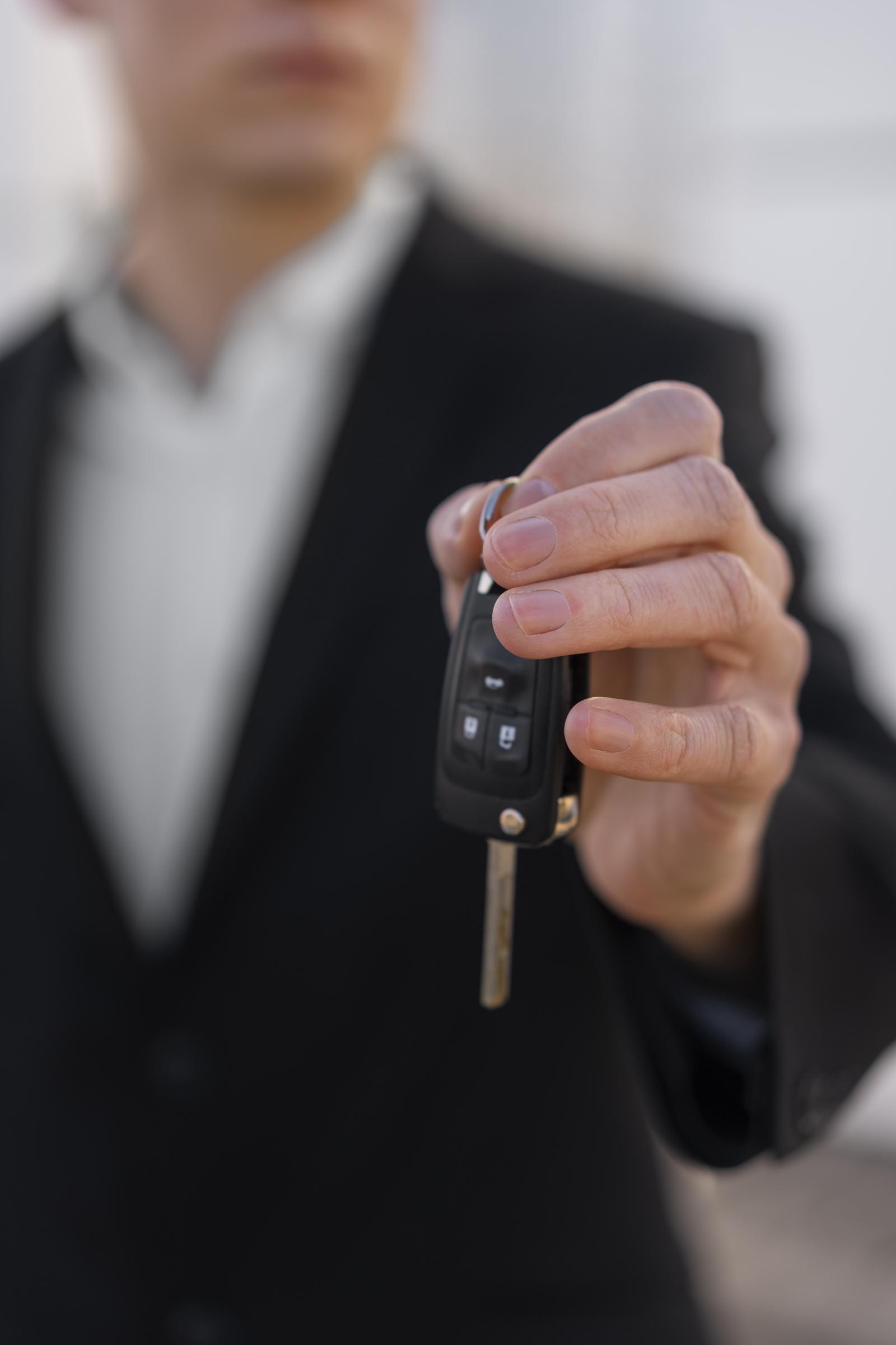 A man holding a car key | Source: Freepik