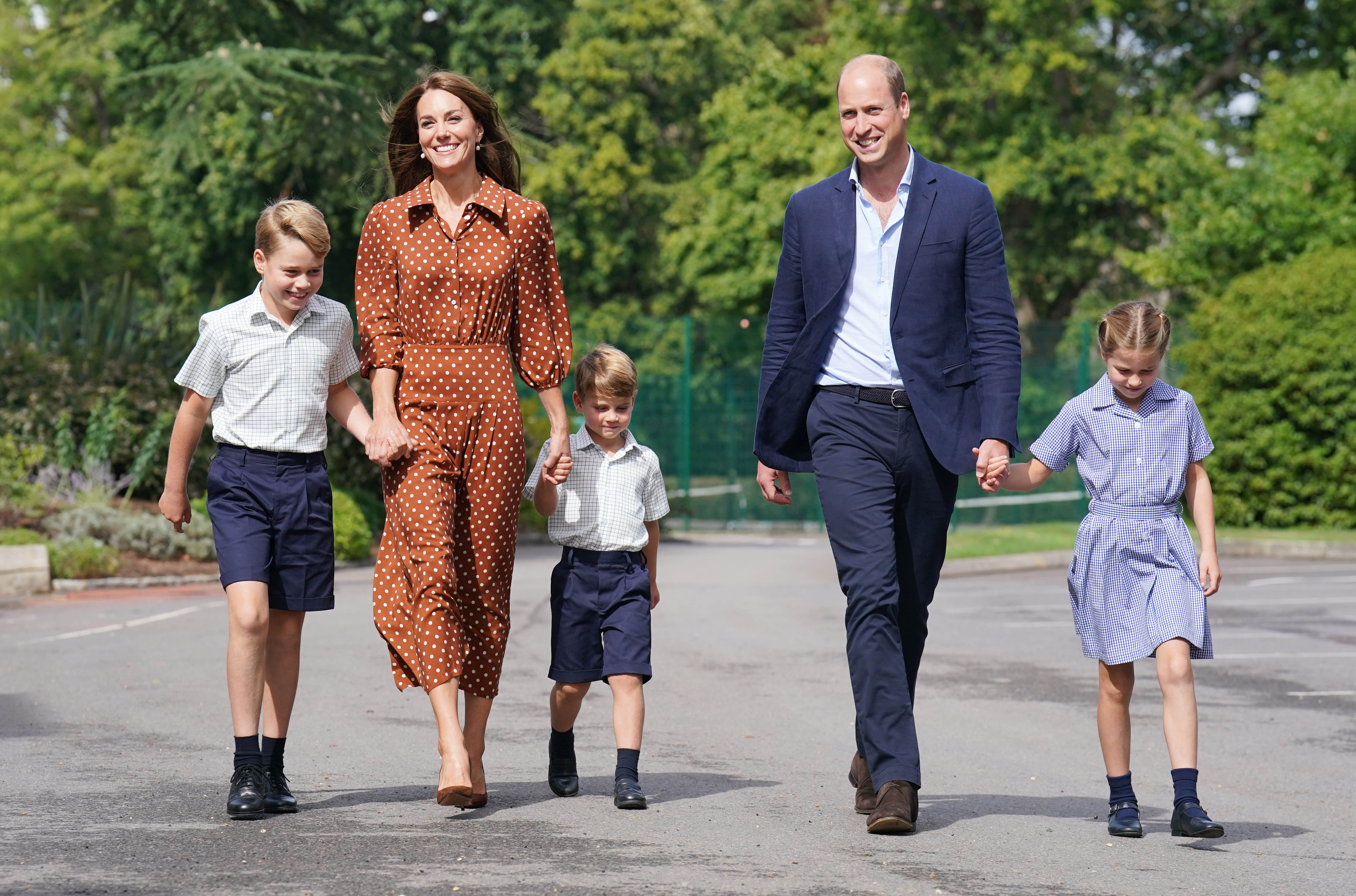 El príncipe William, Kate Middleton, el príncipe George, la princesa Charlotte y el príncipe Louis en Bracknell Inglaterra 2022. | Foto: Getty Images 