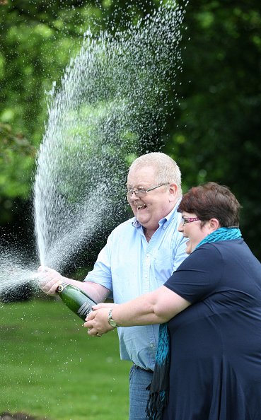 Colin Weir und Christine Weir feiern ihren Gewinn, Falkirk | Quelle: Getty Images