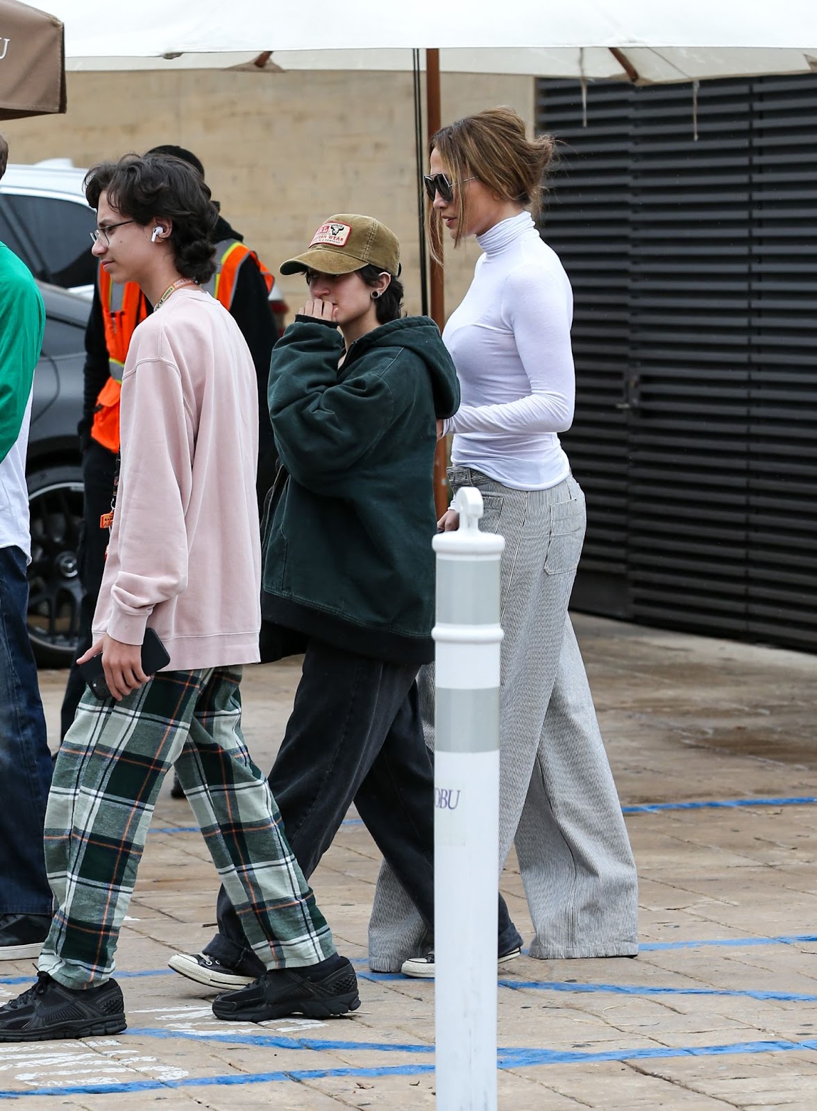 Jennifer Lopez with twins Max and Emme Muñiz on November 2, 2024, in Los Angeles, California | Source: Getty Images