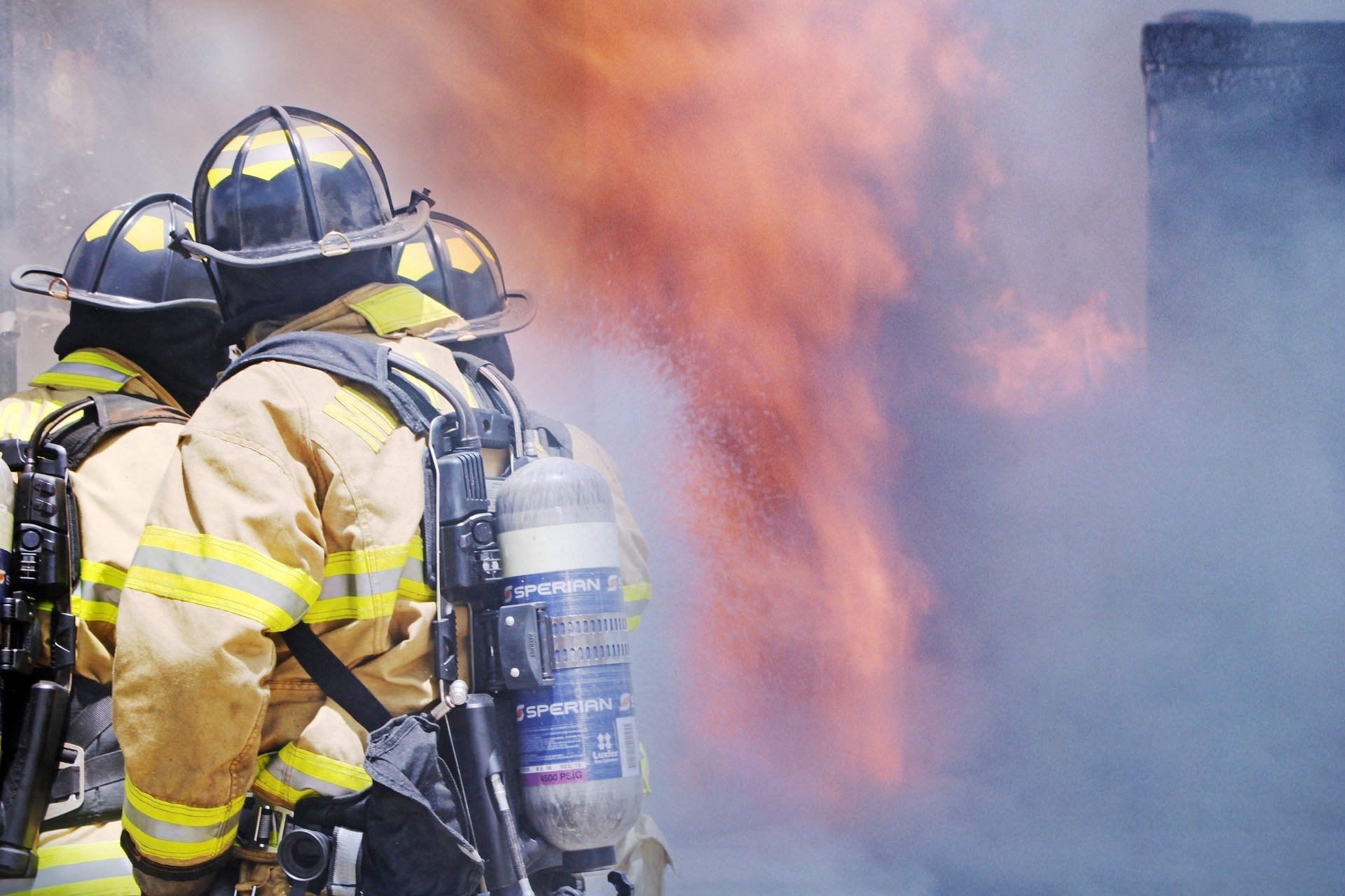 Bomberos combaten incendio. Fuente: Pixabay