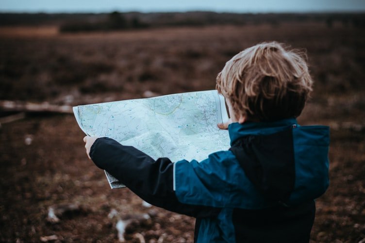 Un petit garçon dans la forêt. | Photo : Unsplash