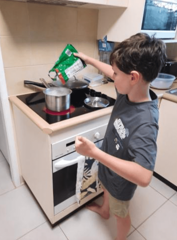 Liam se rend utile dans la cuisine | Source : Kidspot