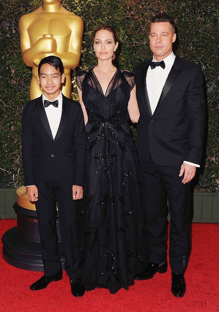 Maddox junto a Angelina Jolie y Brad Pitt en 2013. | Foto: Getty Images