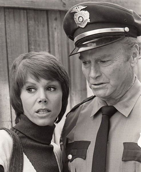 Judy Carne & Donald Barry (aka Don "Red" Barry) in the TV series Ironside. | Source: Wikimedia Commons