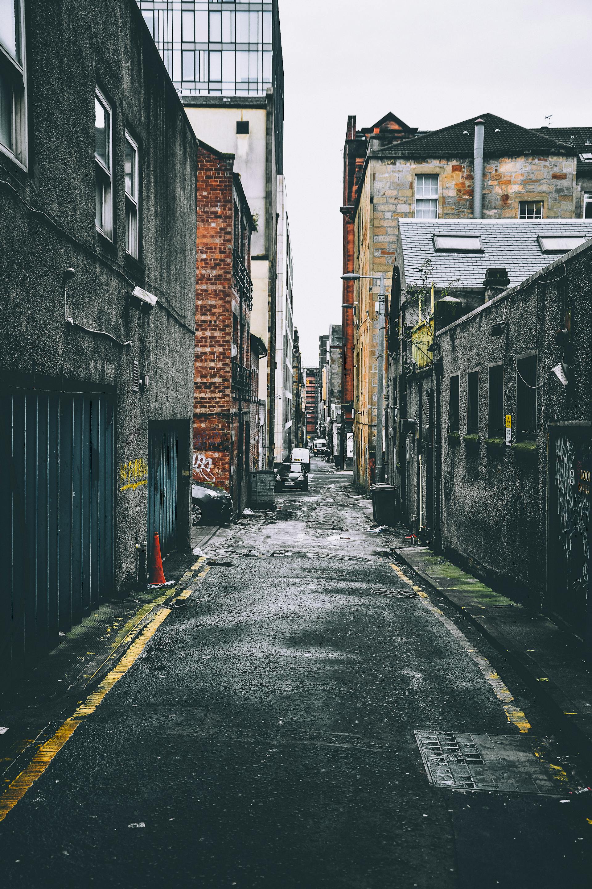 An alley in between buildings | Source: Pexels